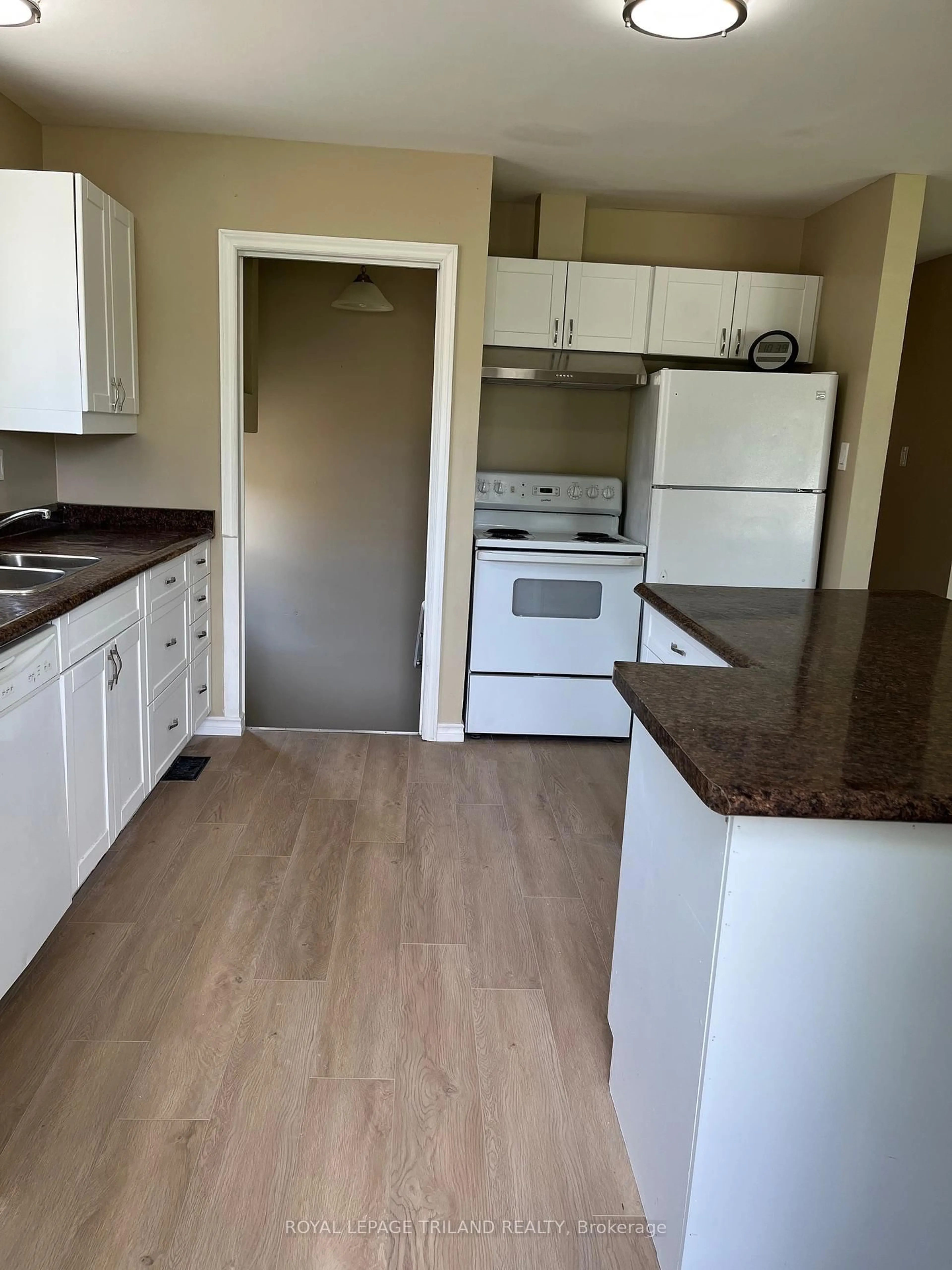 Standard kitchen, wood/laminate floor for 1683 Hansuld St, London East Ontario N5V 1Y6