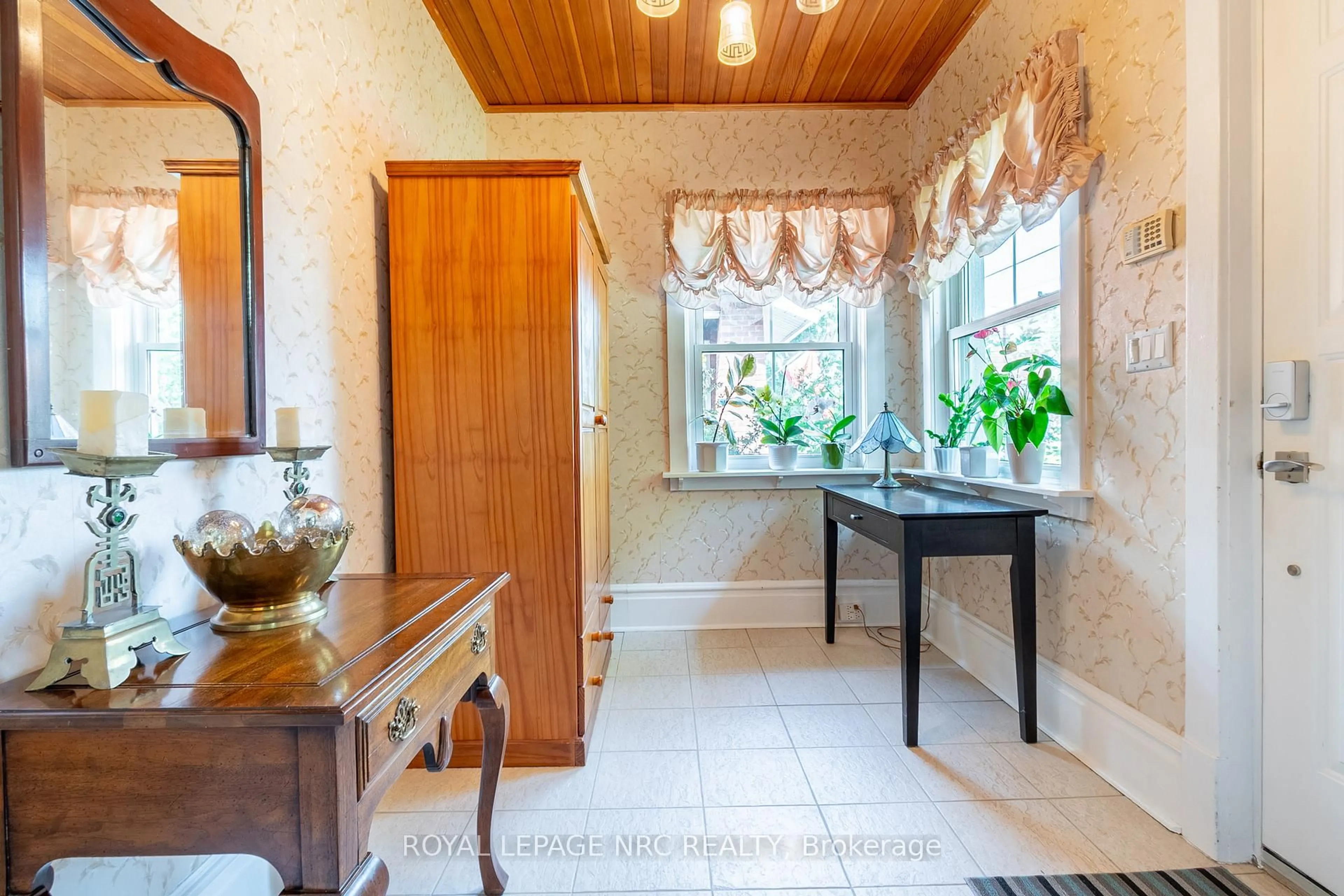 Indoor entryway for 250 Kent St, Port Colborne Ontario L3K 3A1