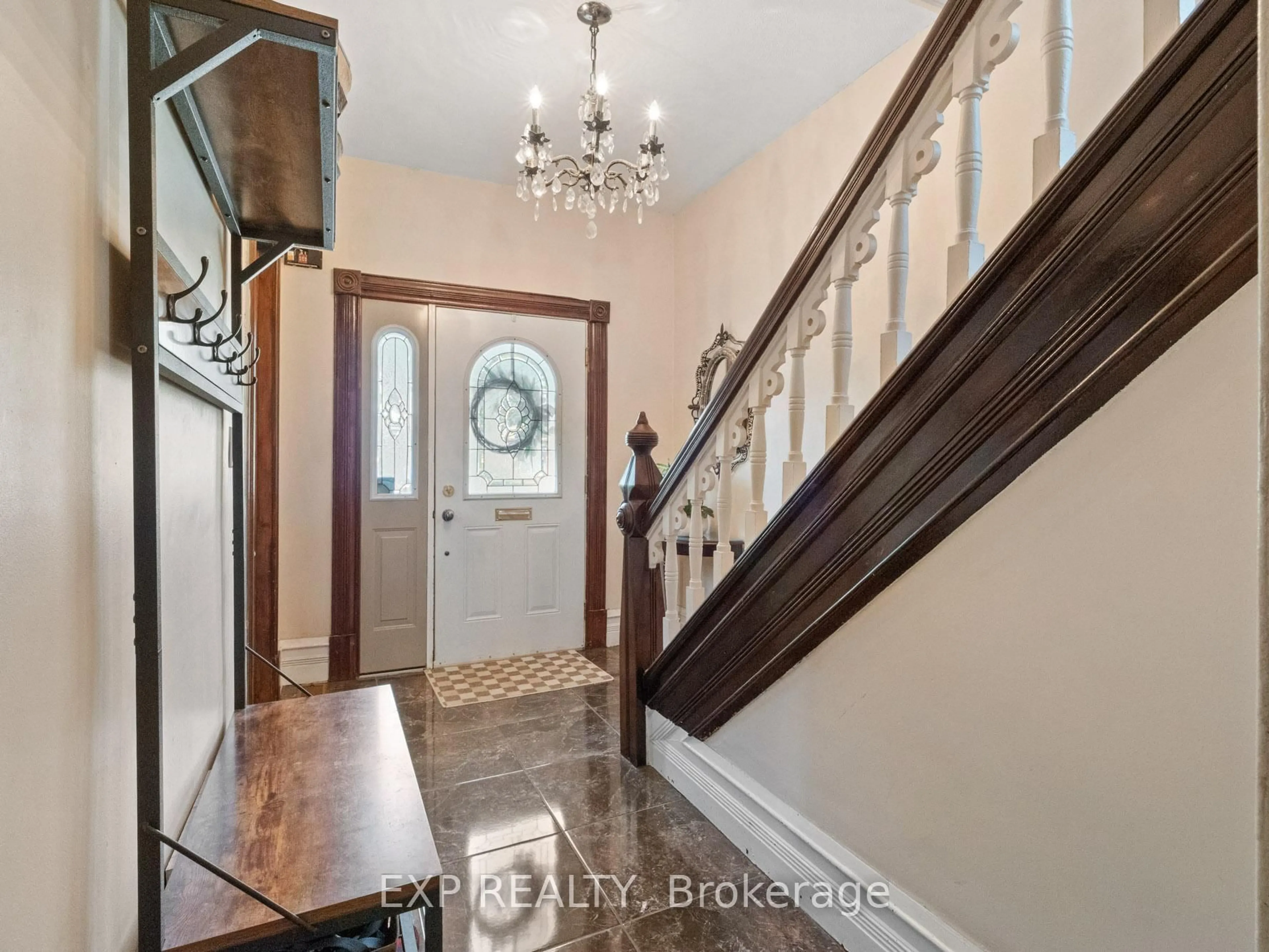 Indoor entryway for 4448 Fifth Ave, Niagara Falls Ontario L2E 4R4