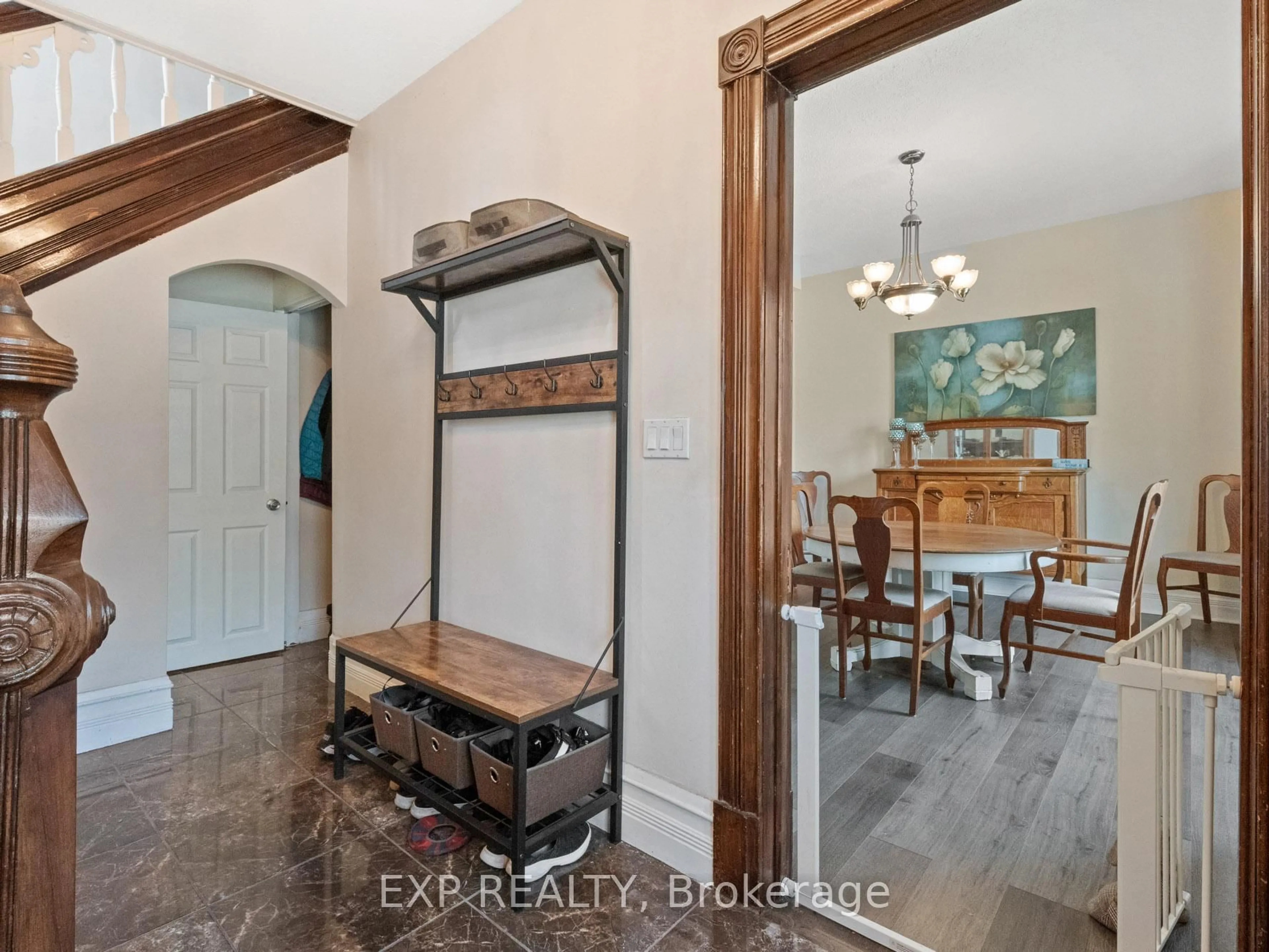 Indoor entryway for 4448 Fifth Ave, Niagara Falls Ontario L2E 4R4