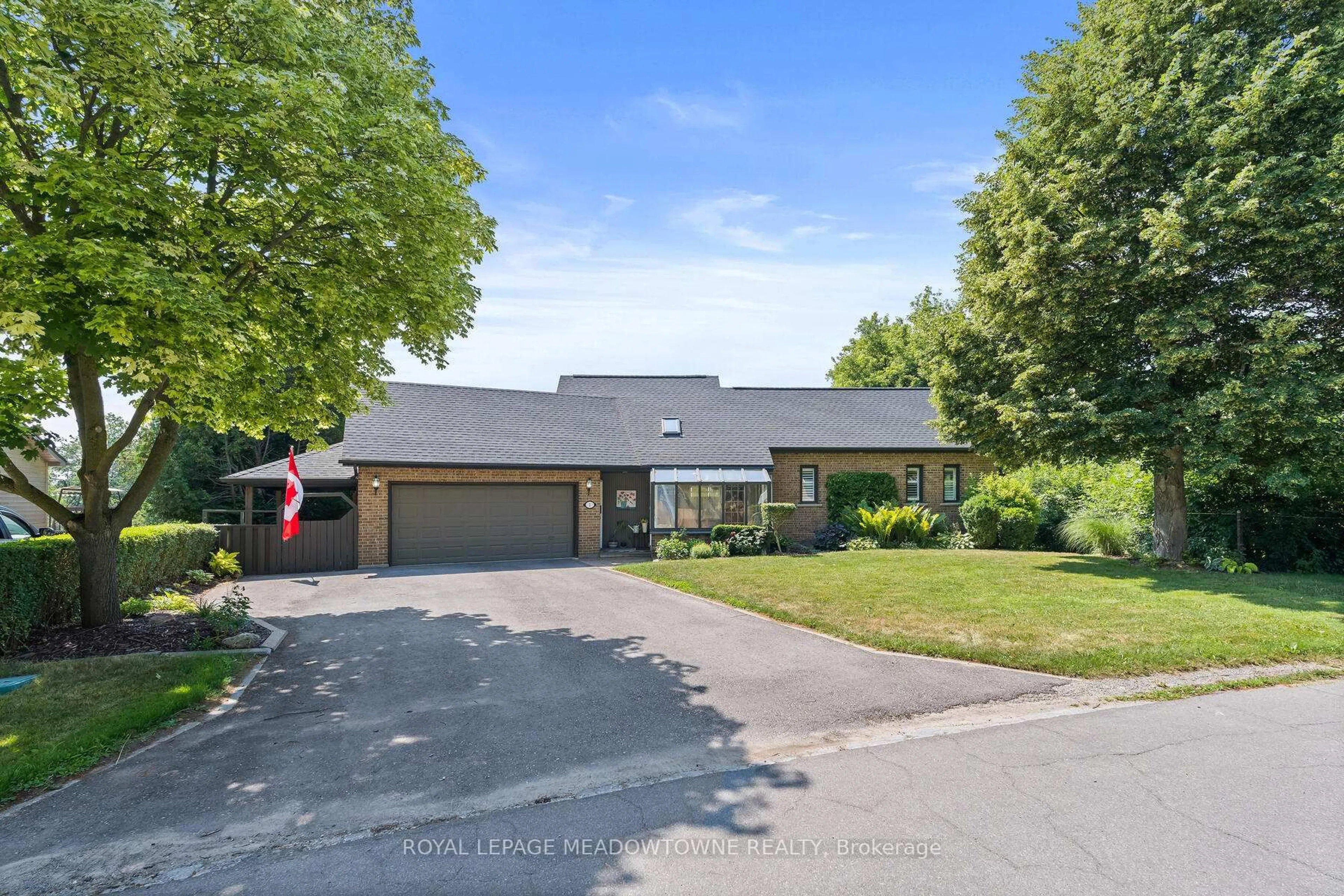 A pic from outside/outdoor area/front of a property/back of a property/a pic from drone, street for 1 Erinlea Cres, Erin Ontario N0B 1T0