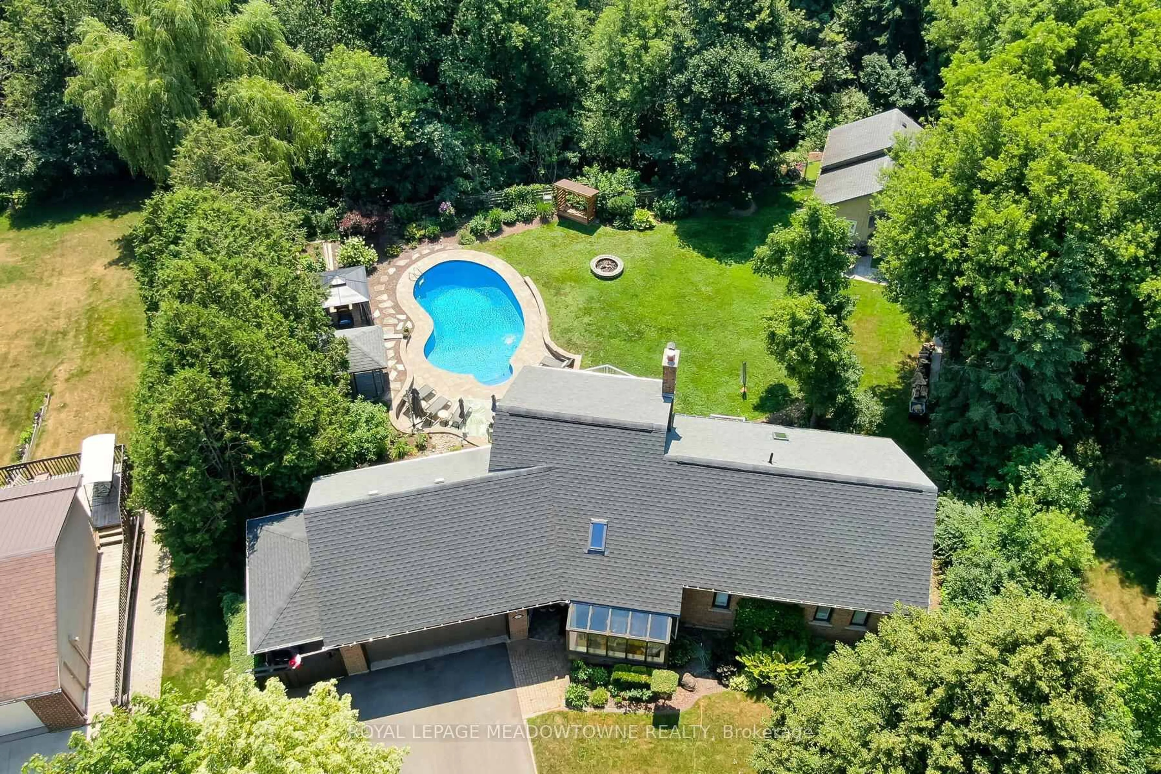 A pic from outside/outdoor area/front of a property/back of a property/a pic from drone, unknown for 1 Erinlea Cres, Erin Ontario N0B 1T0