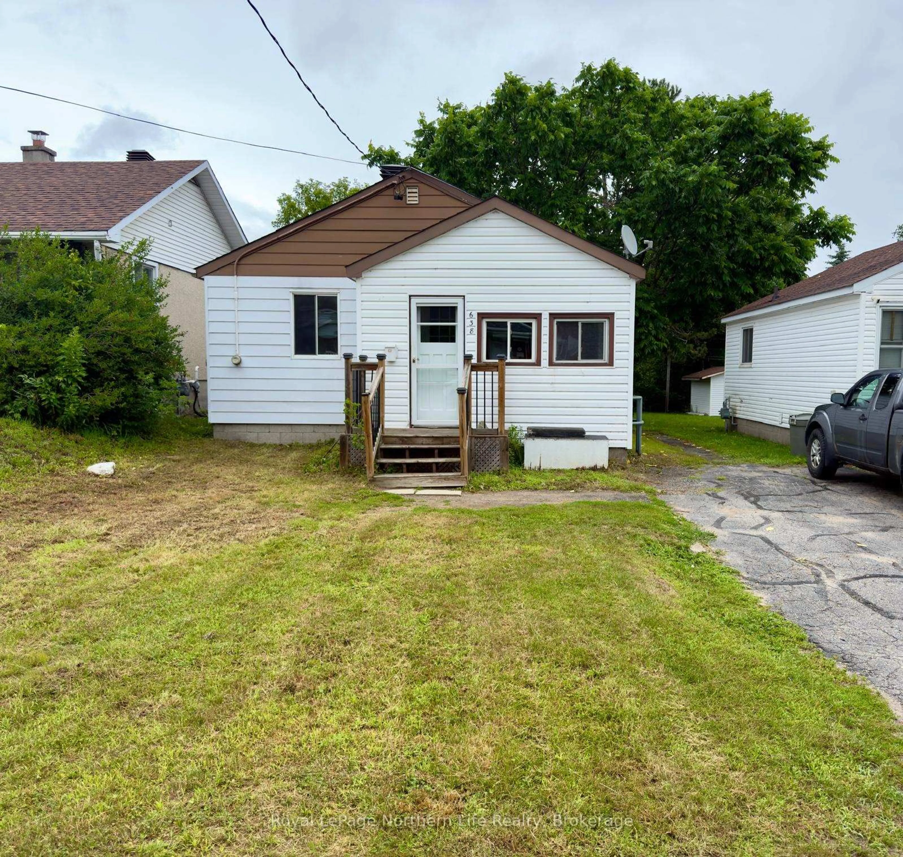 A pic from outside/outdoor area/front of a property/back of a property/a pic from drone, street for 638 Second Ave, North Bay Ontario P1B 1M2