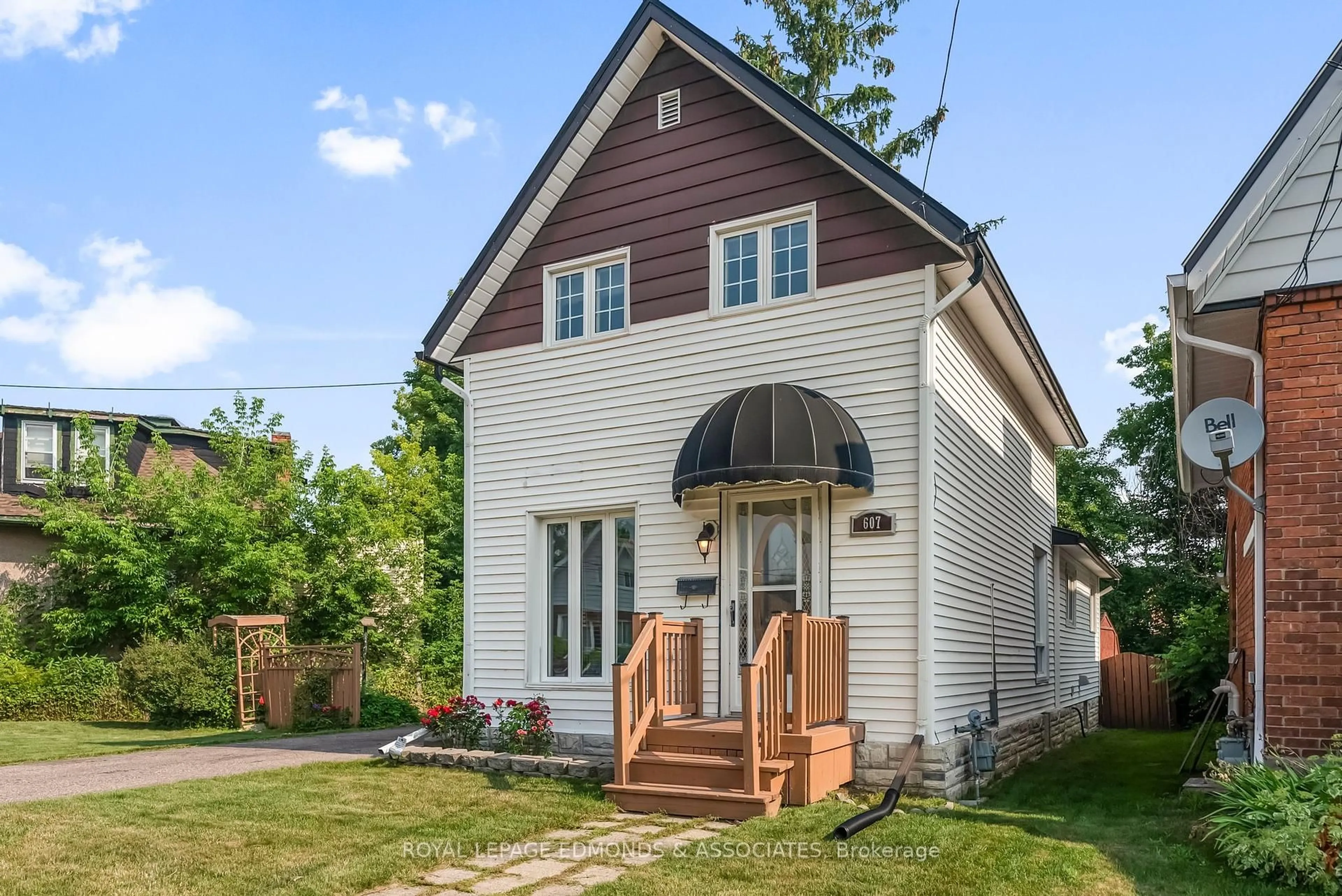Home with vinyl exterior material, street for 607 Isabella St, Pembroke Ontario K8A 5V1