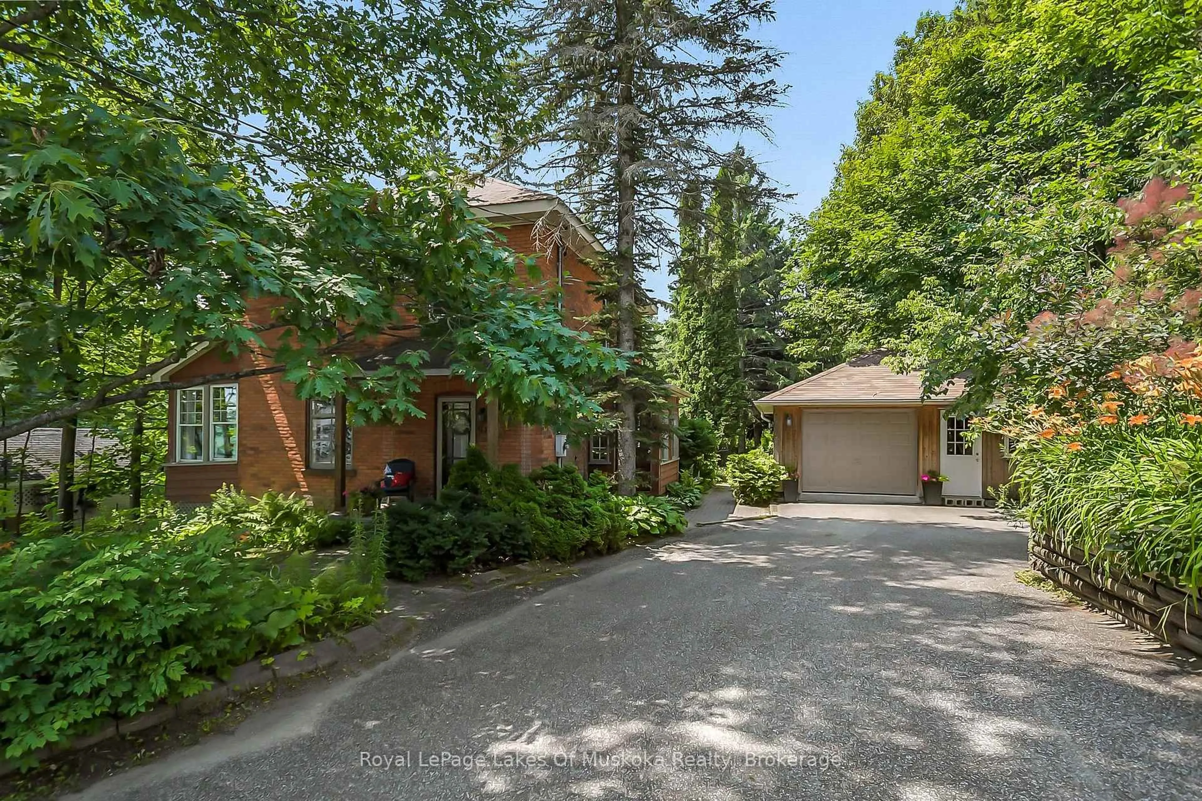 A pic from outside/outdoor area/front of a property/back of a property/a pic from drone, street for 98 Muskoka Rd, Bracebridge Ontario P1L 1H4