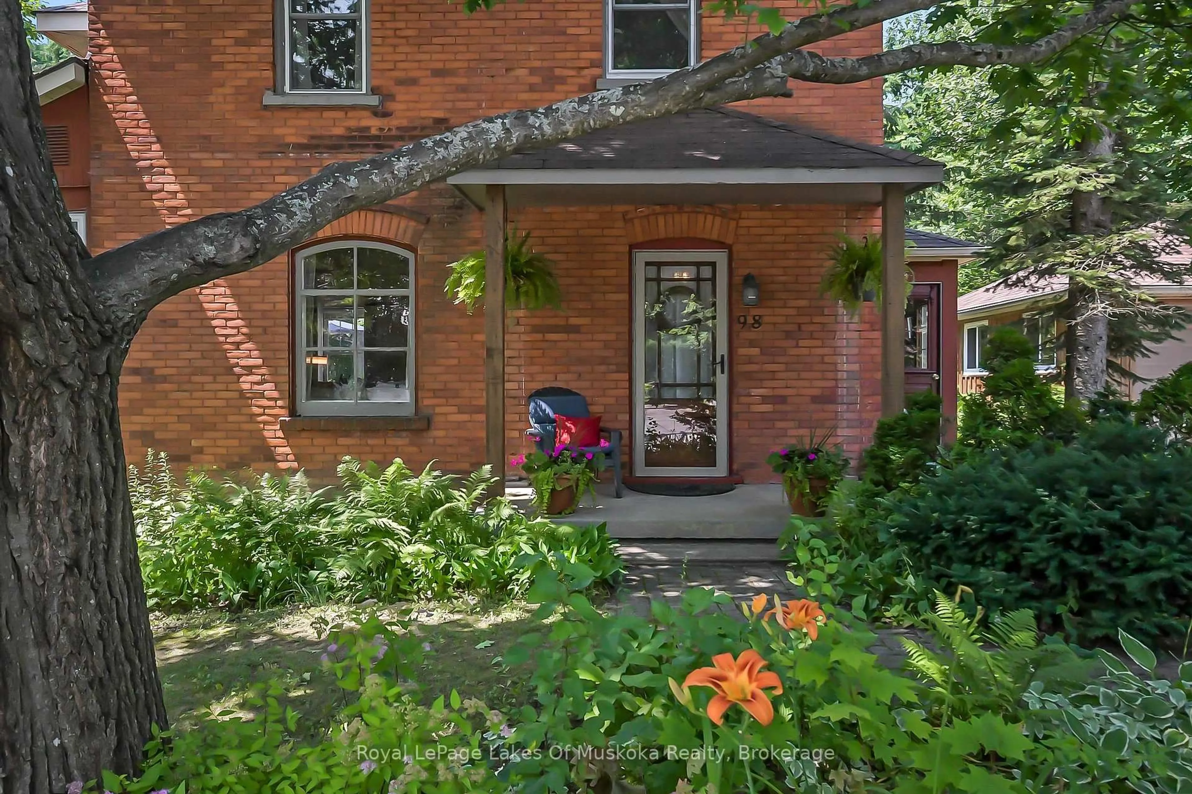Home with brick exterior material, street for 98 Muskoka Rd, Bracebridge Ontario P1L 1H4