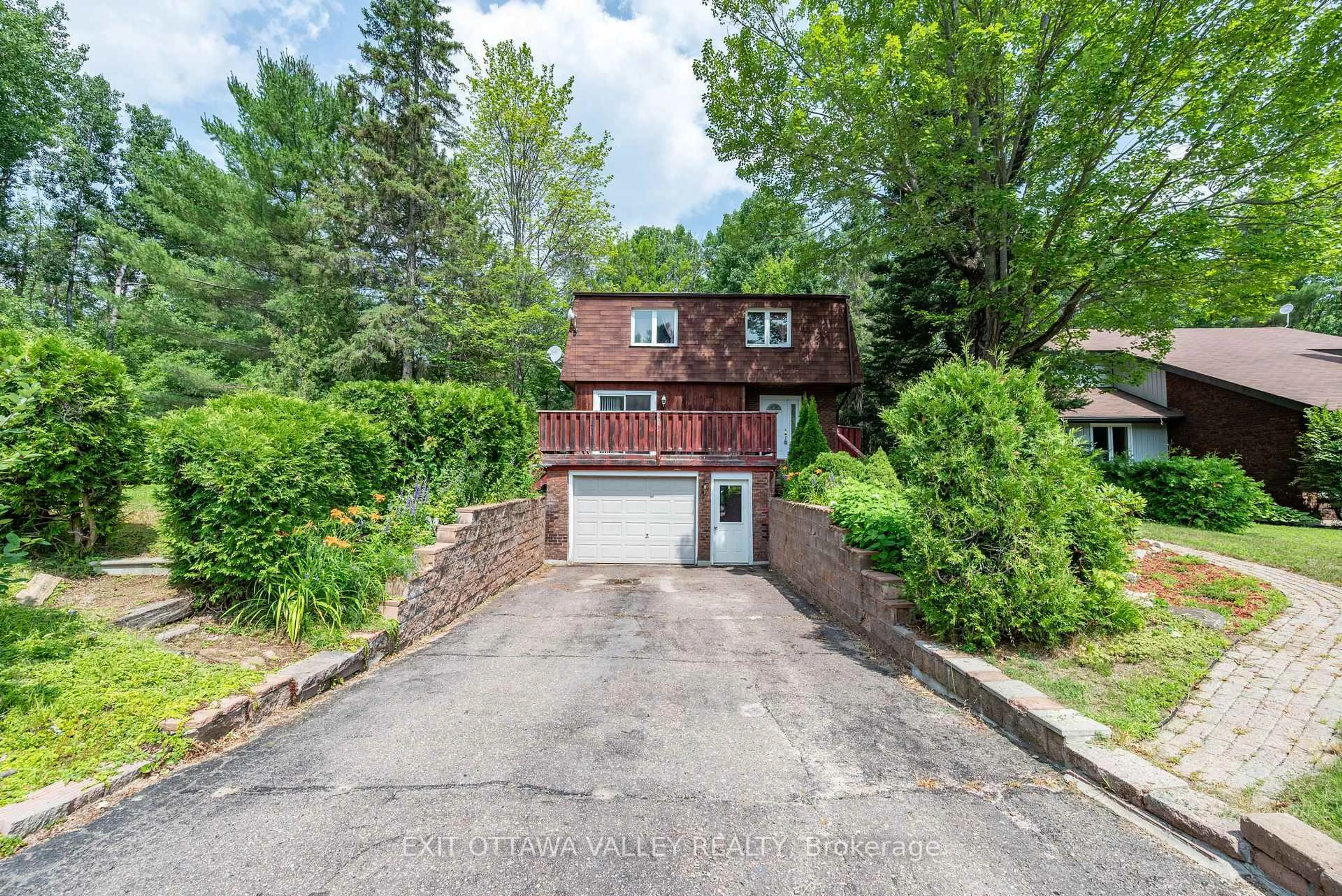 A pic from outside/outdoor area/front of a property/back of a property/a pic from drone, street for 136 Frontenac Cres, Deep River Ontario K0J 1P0