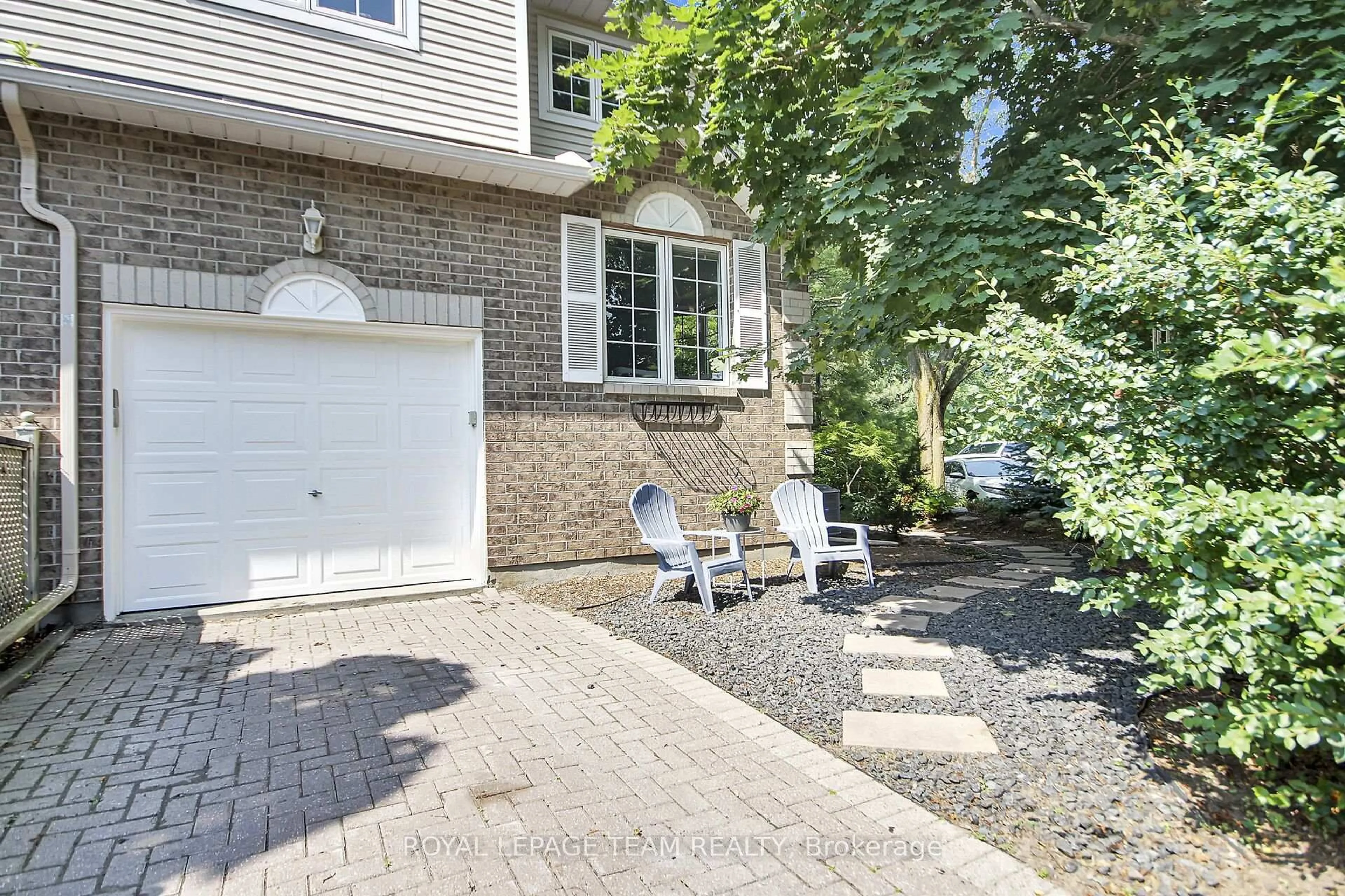 Patio, street for 16 Riverbank Crt, Stittsville Ontario K2S 1V7