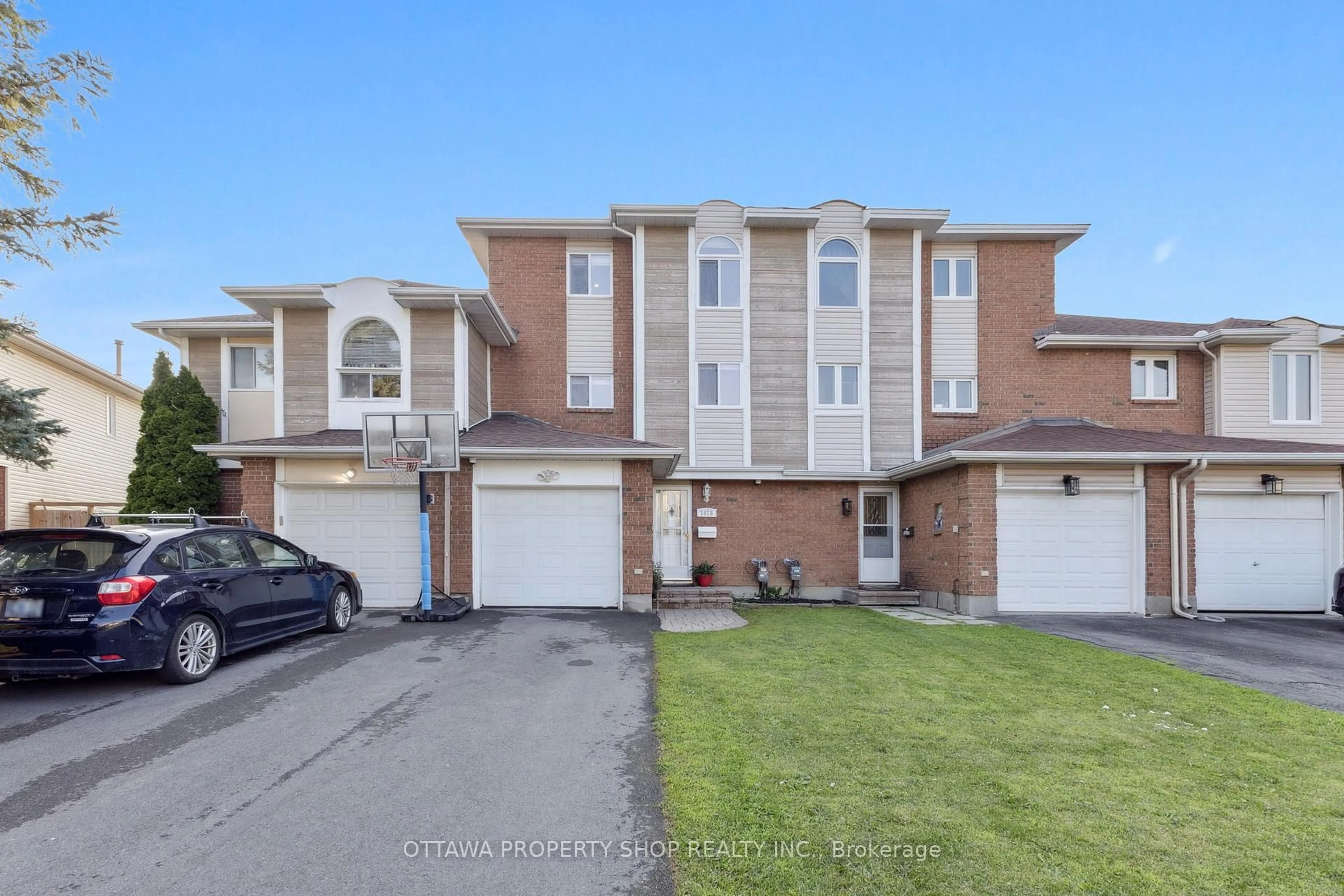 A pic from outside/outdoor area/front of a property/back of a property/a pic from drone, street for 1575 Thurlow St, Orleans Ontario K4A 2K6
