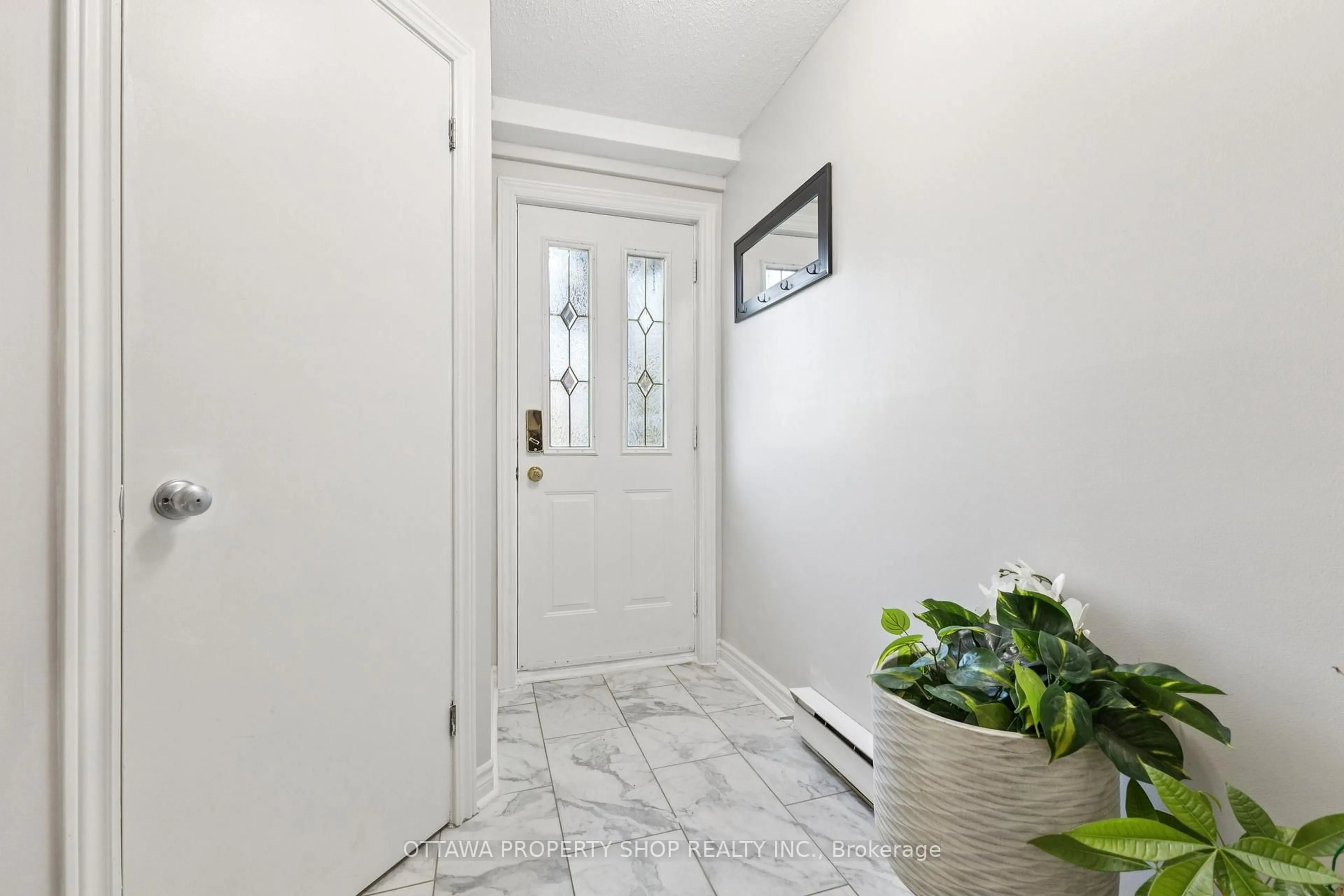 Indoor entryway for 1575 Thurlow St, Orleans Ontario K4A 2K6