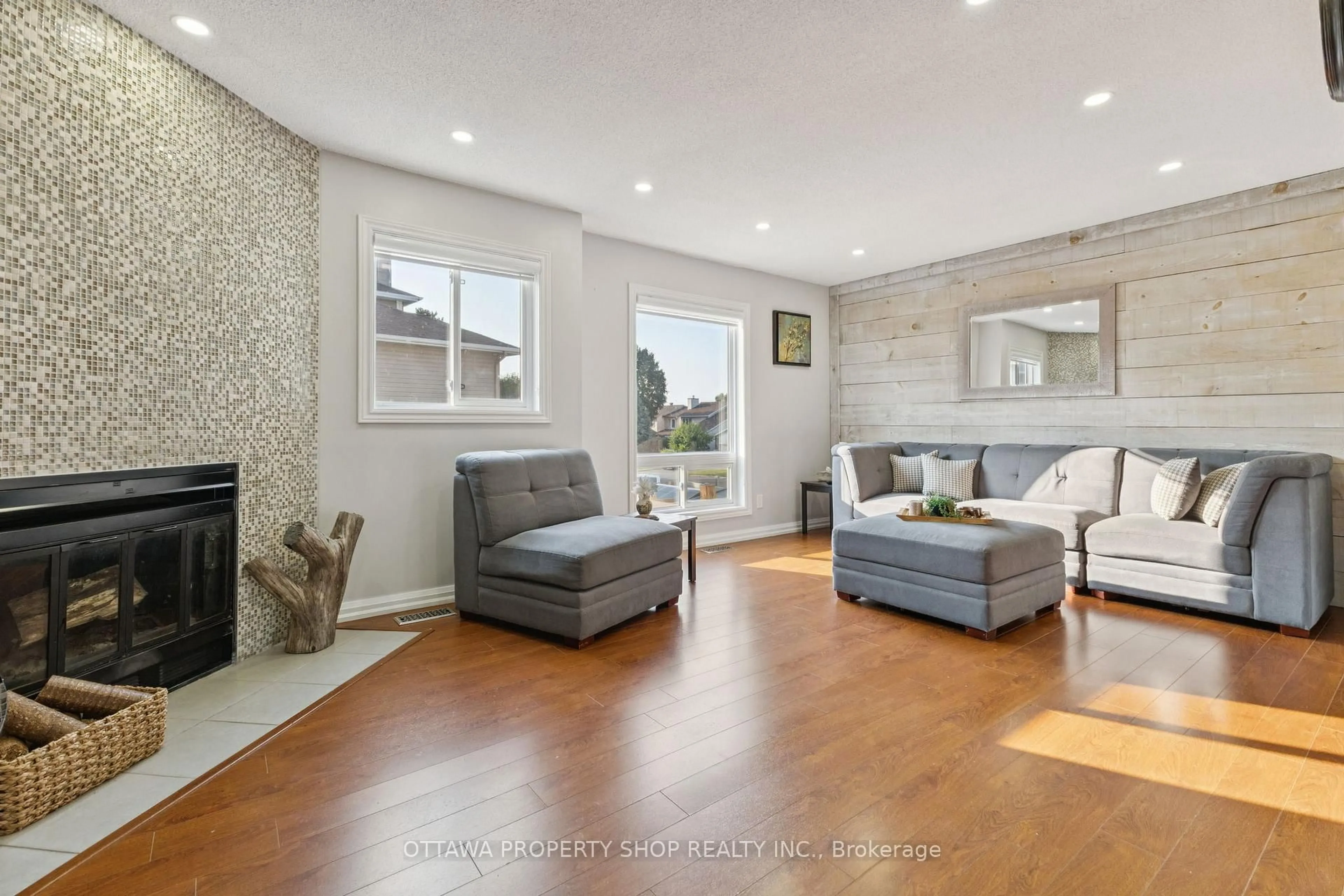 Living room with furniture, unknown for 1575 Thurlow St, Orleans Ontario K4A 2K6