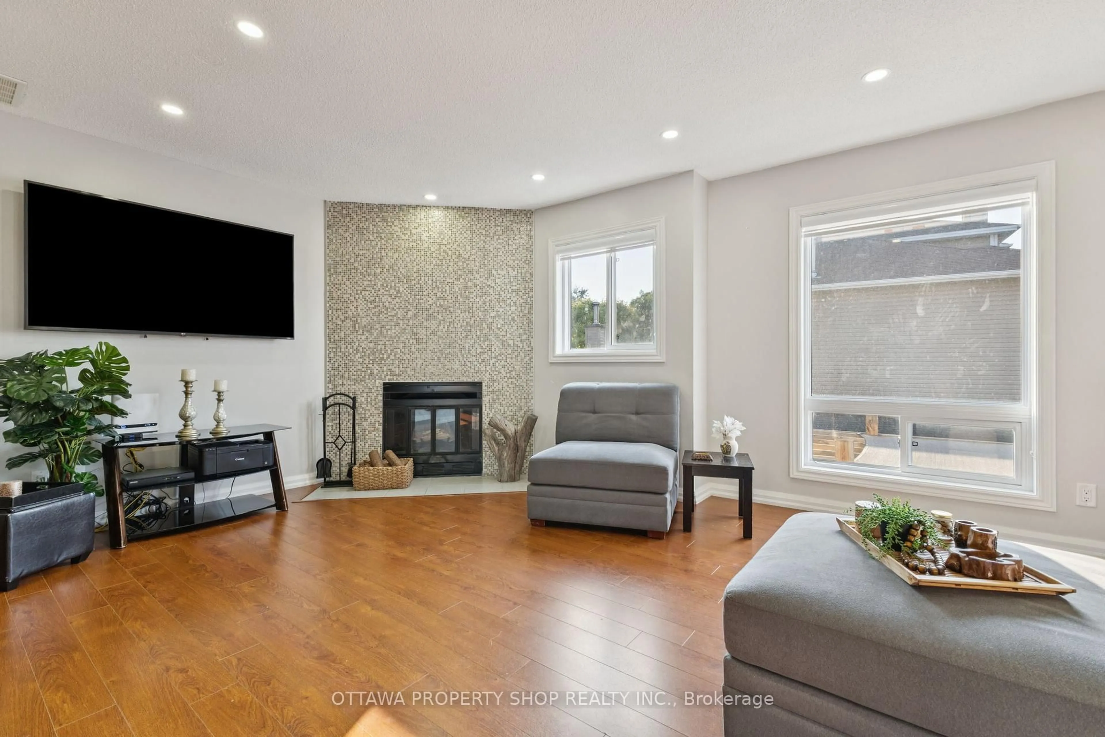 Living room with furniture, unknown for 1575 Thurlow St, Orleans Ontario K4A 2K6