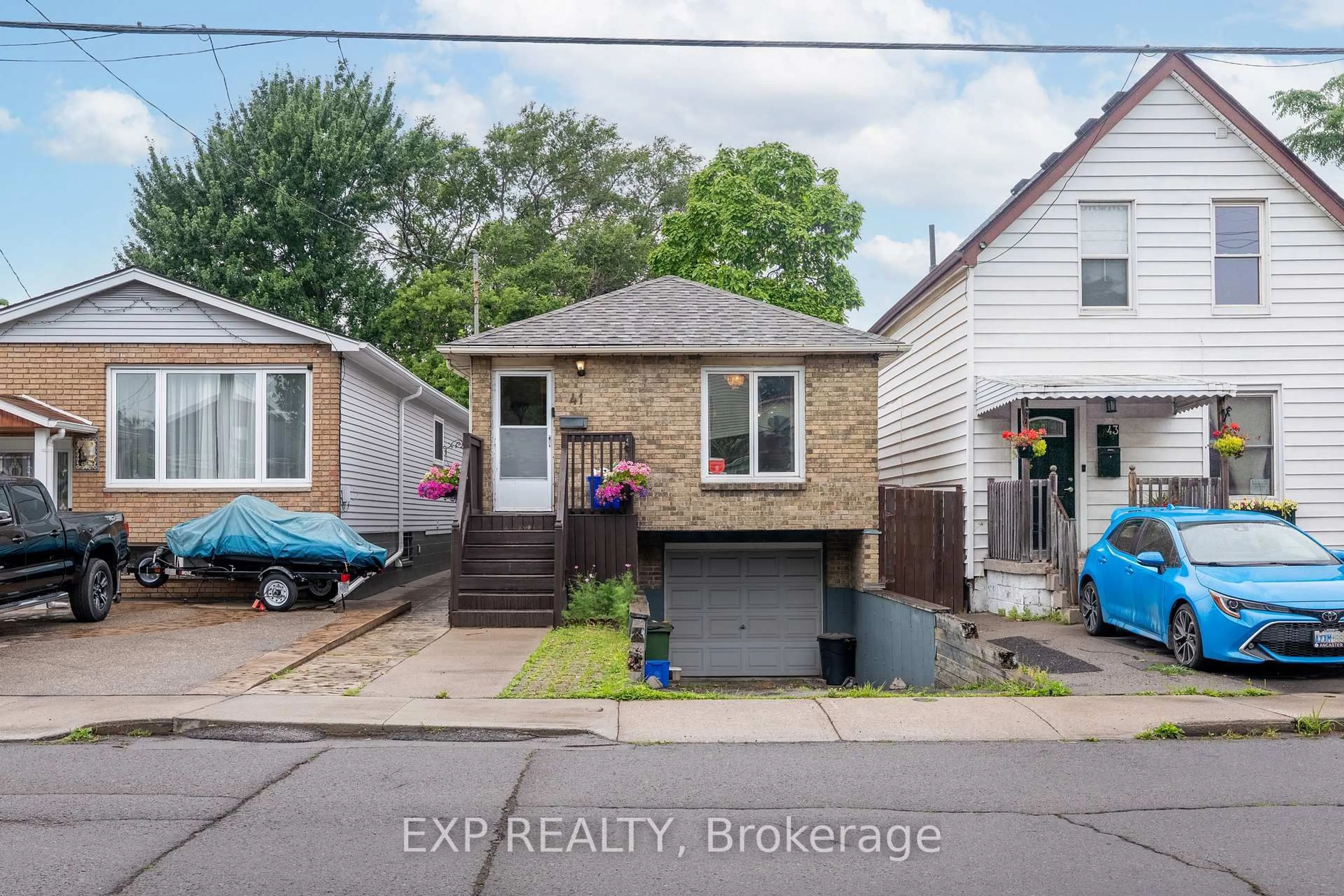 A pic from outside/outdoor area/front of a property/back of a property/a pic from drone, street for 41 Robins Ave, Hamilton Ontario L8H 4N1
