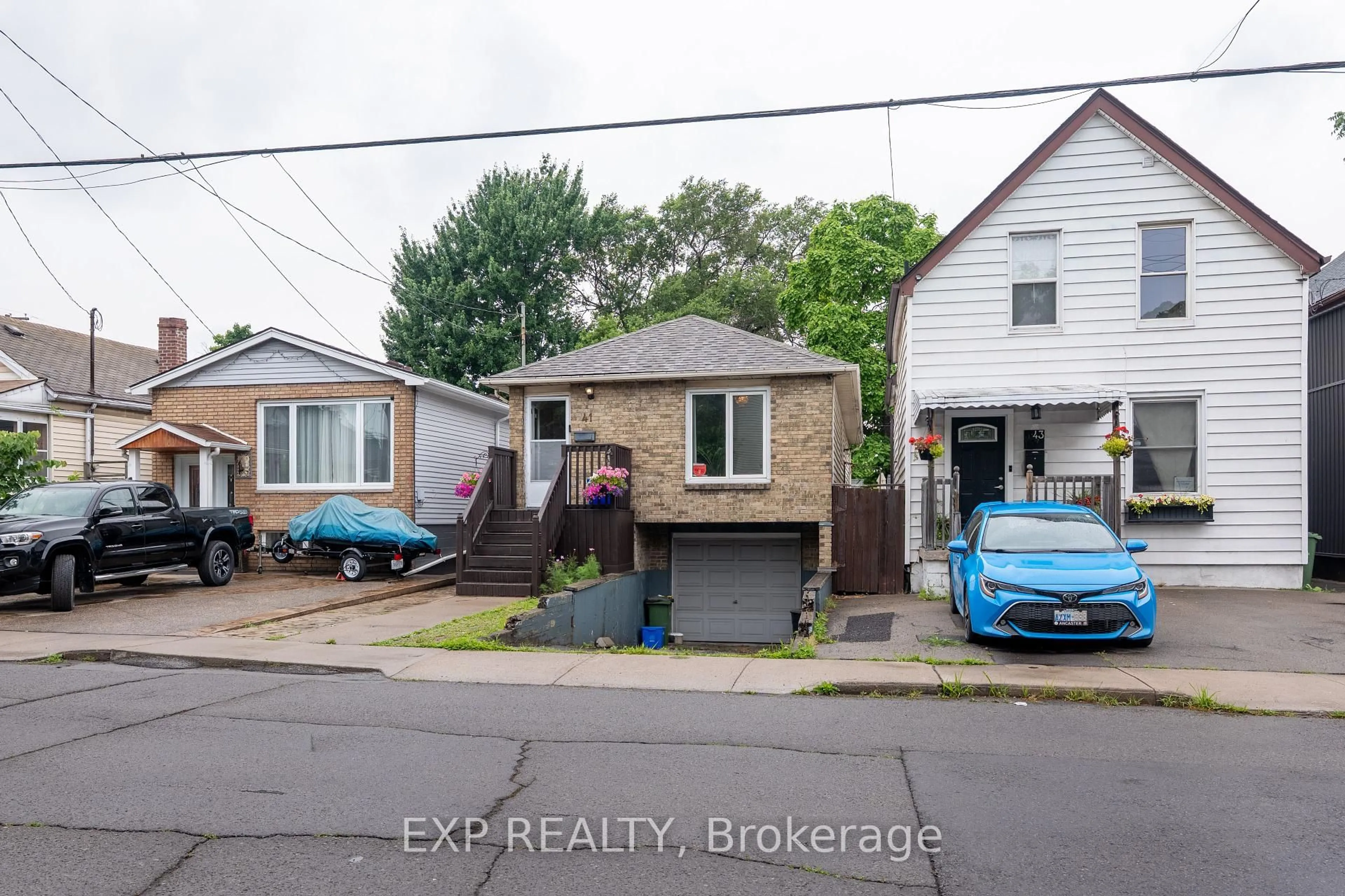 A pic from outside/outdoor area/front of a property/back of a property/a pic from drone, street for 41 Robins Ave, Hamilton Ontario L8H 4N1