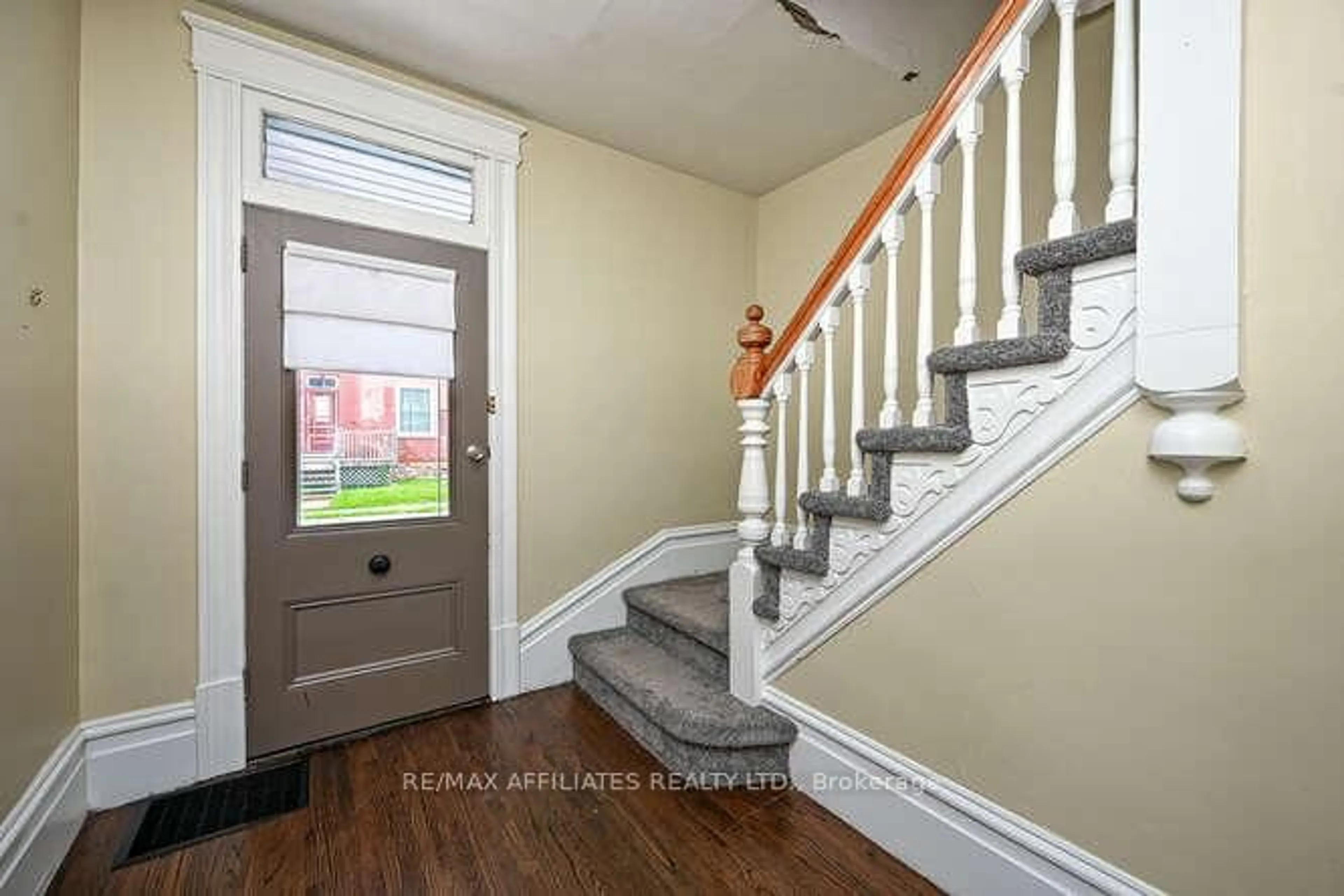 Indoor entryway for 28 Kensington Ave, Smiths Falls Ontario K7A 2K5