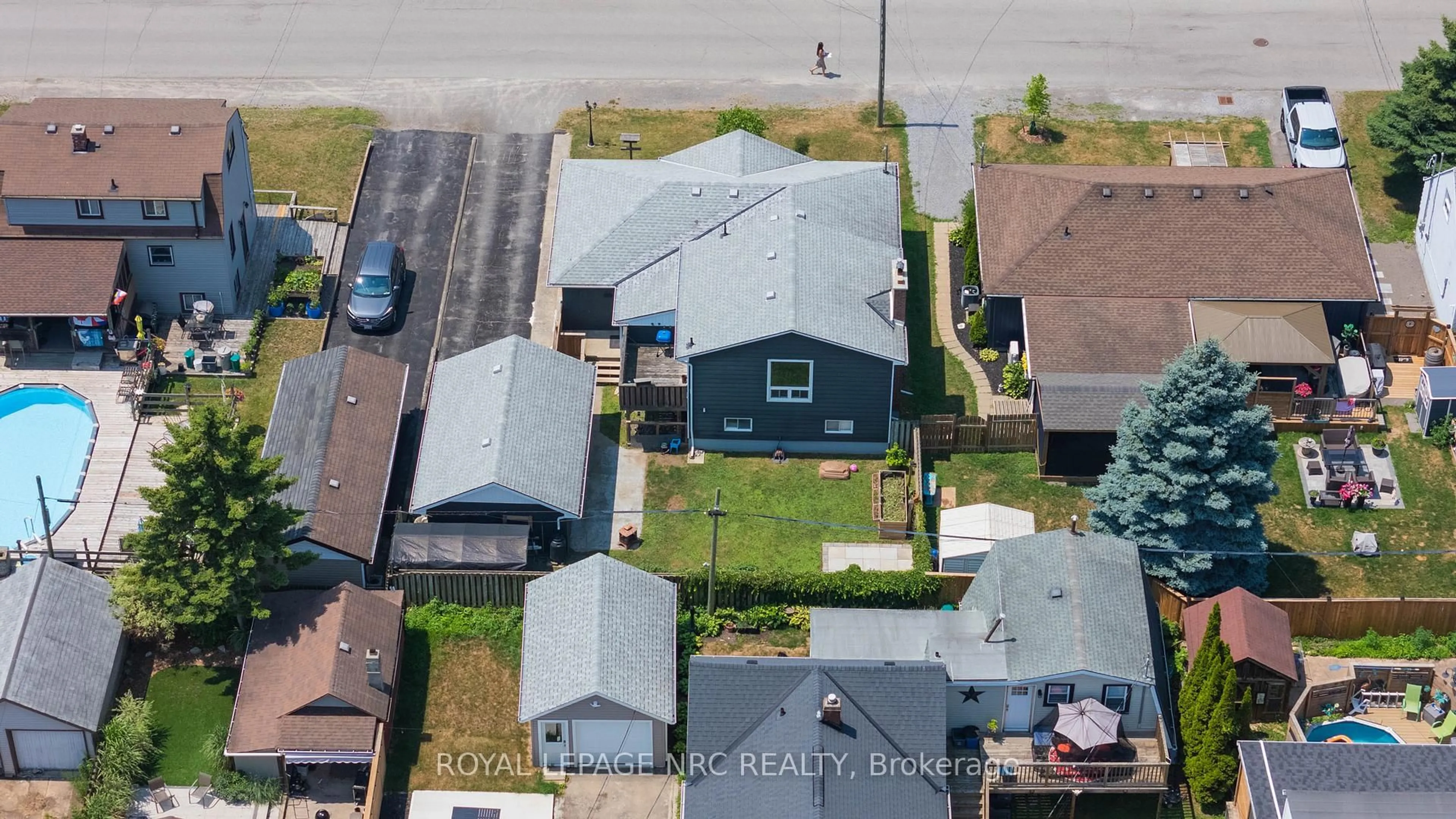 A pic from outside/outdoor area/front of a property/back of a property/a pic from drone, street for 100 Knoll St, Port Colborne Ontario L3K 5A9