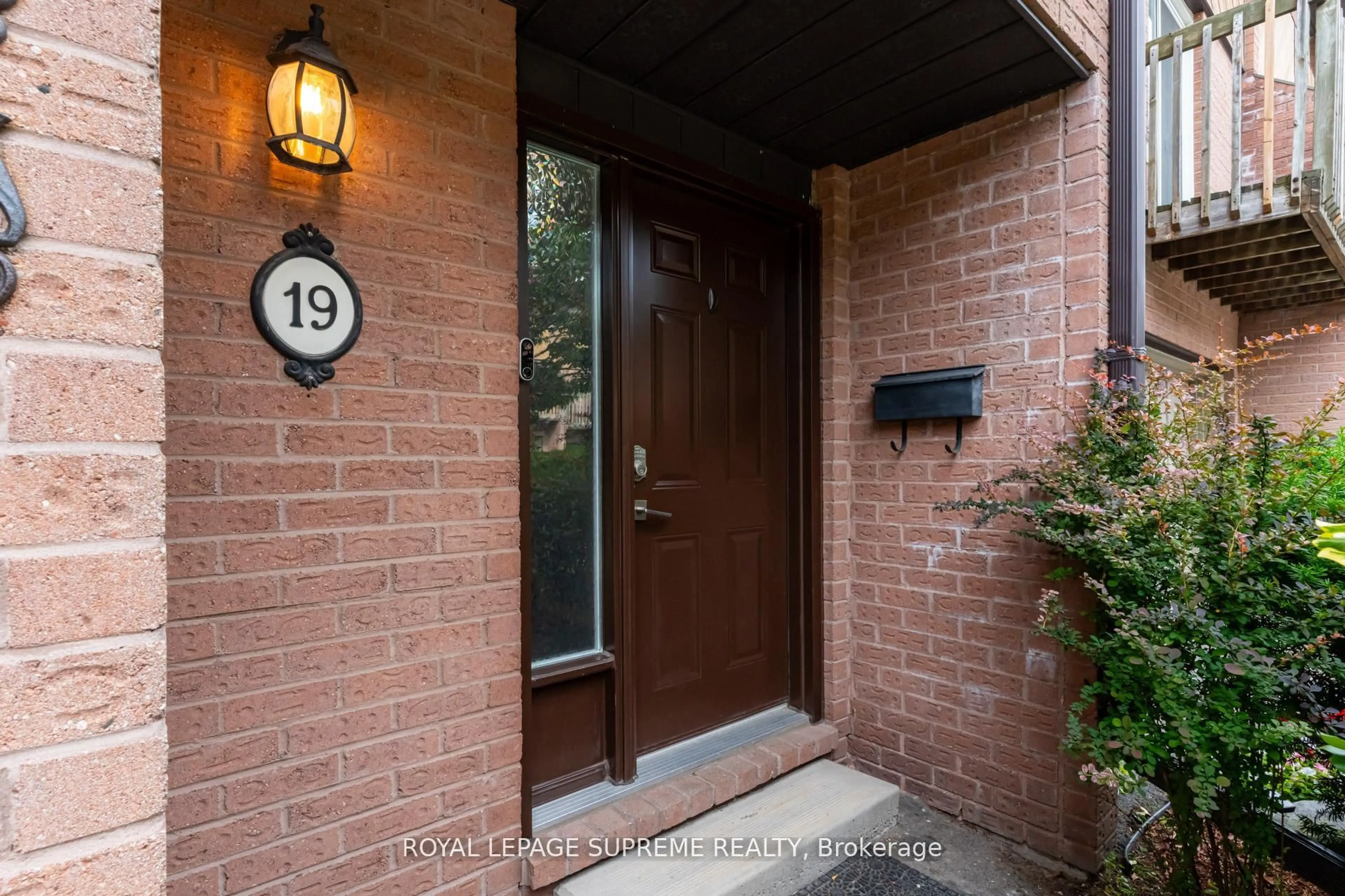 Indoor entryway for 445 Stone Church Rd #19, Hamilton Ontario L9B 2L5