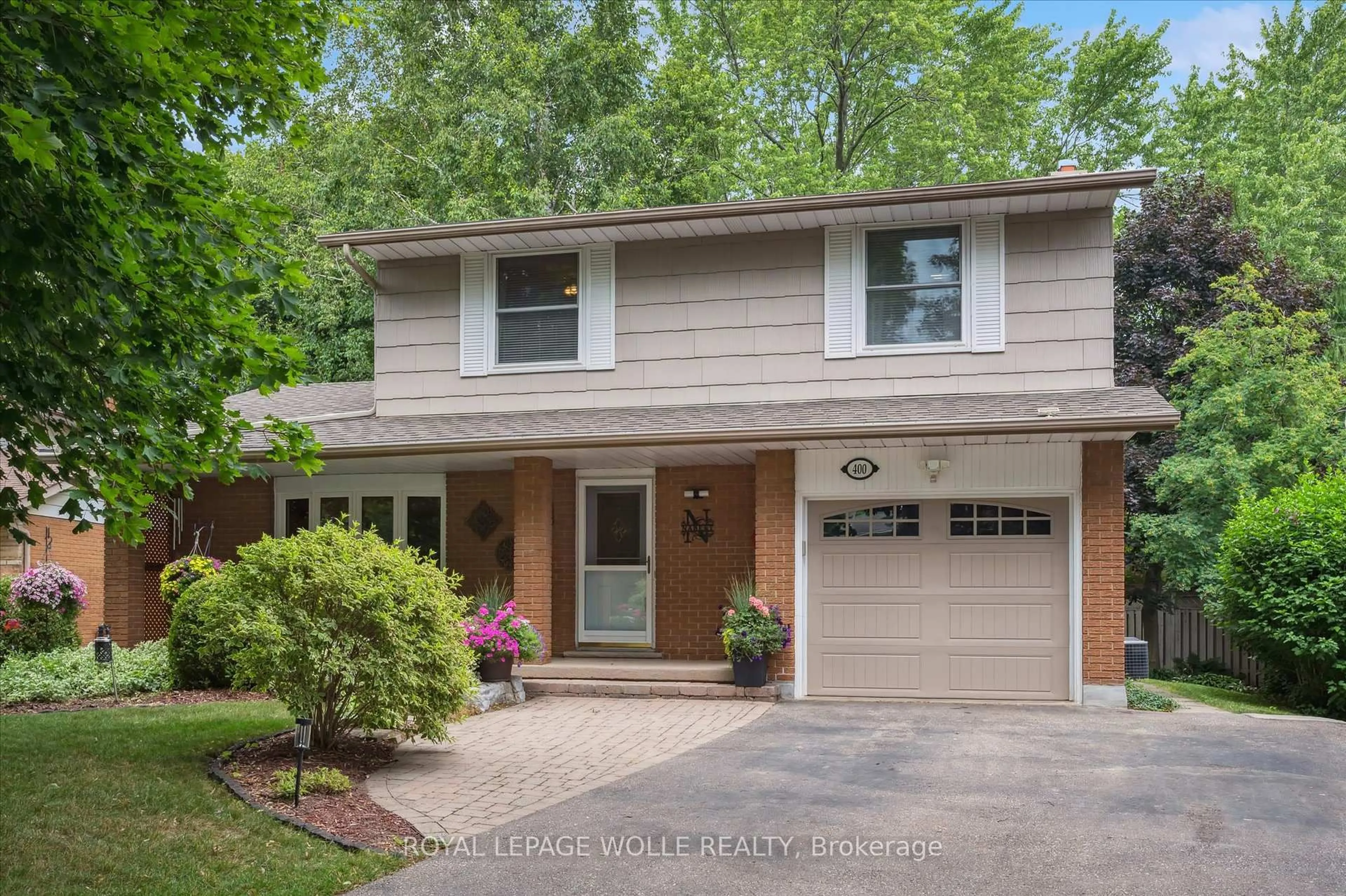 Home with vinyl exterior material, street for 400 Shallmar Crt, Waterloo Ontario N2K 2H9