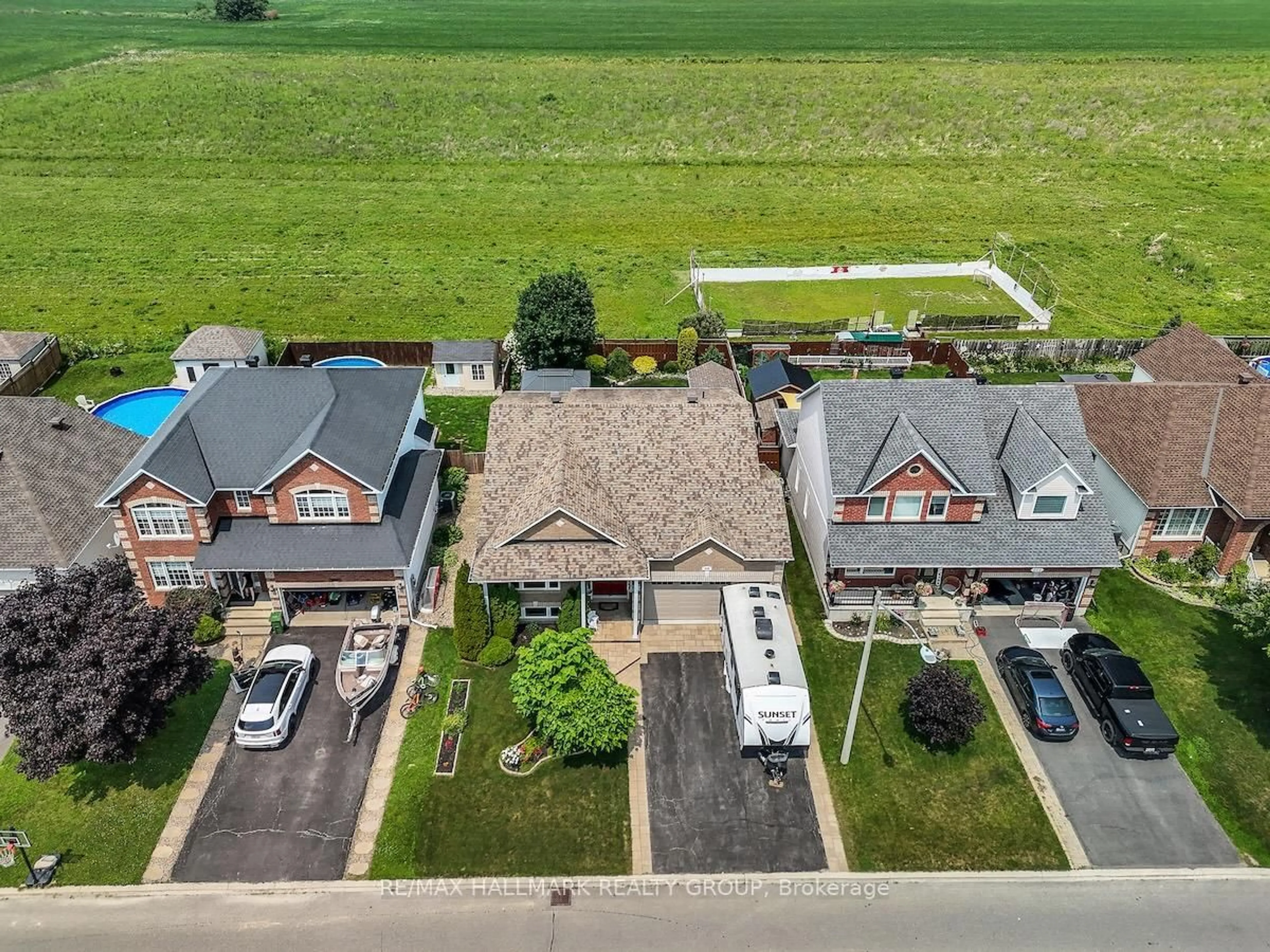 A pic from outside/outdoor area/front of a property/back of a property/a pic from drone, unknown for 208 Labelle St, Russell Ontario K0A 1W0