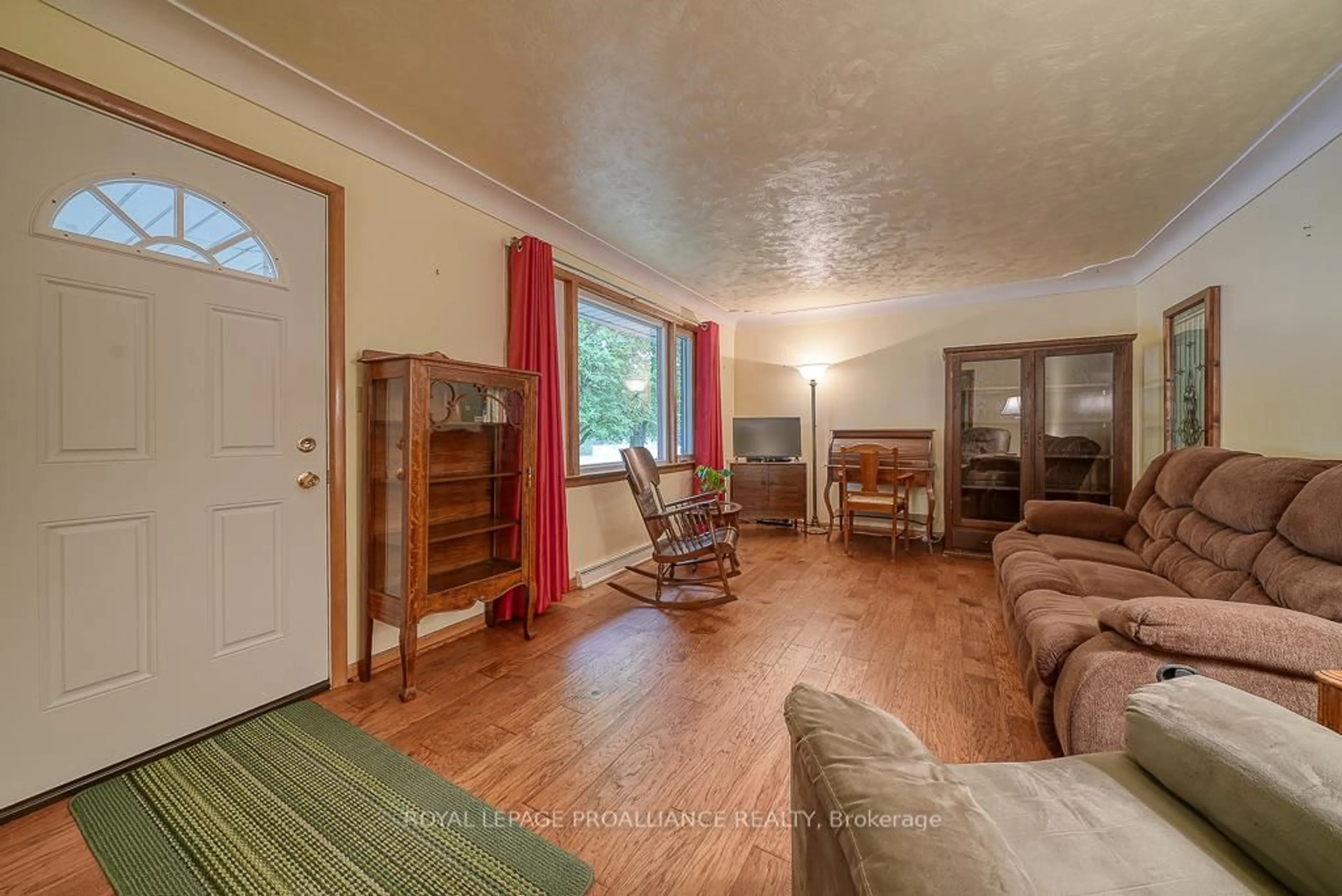 Living room with furniture, wood/laminate floor for 335 Delcrest Ave, Norfolk Ontario N4B 2S8