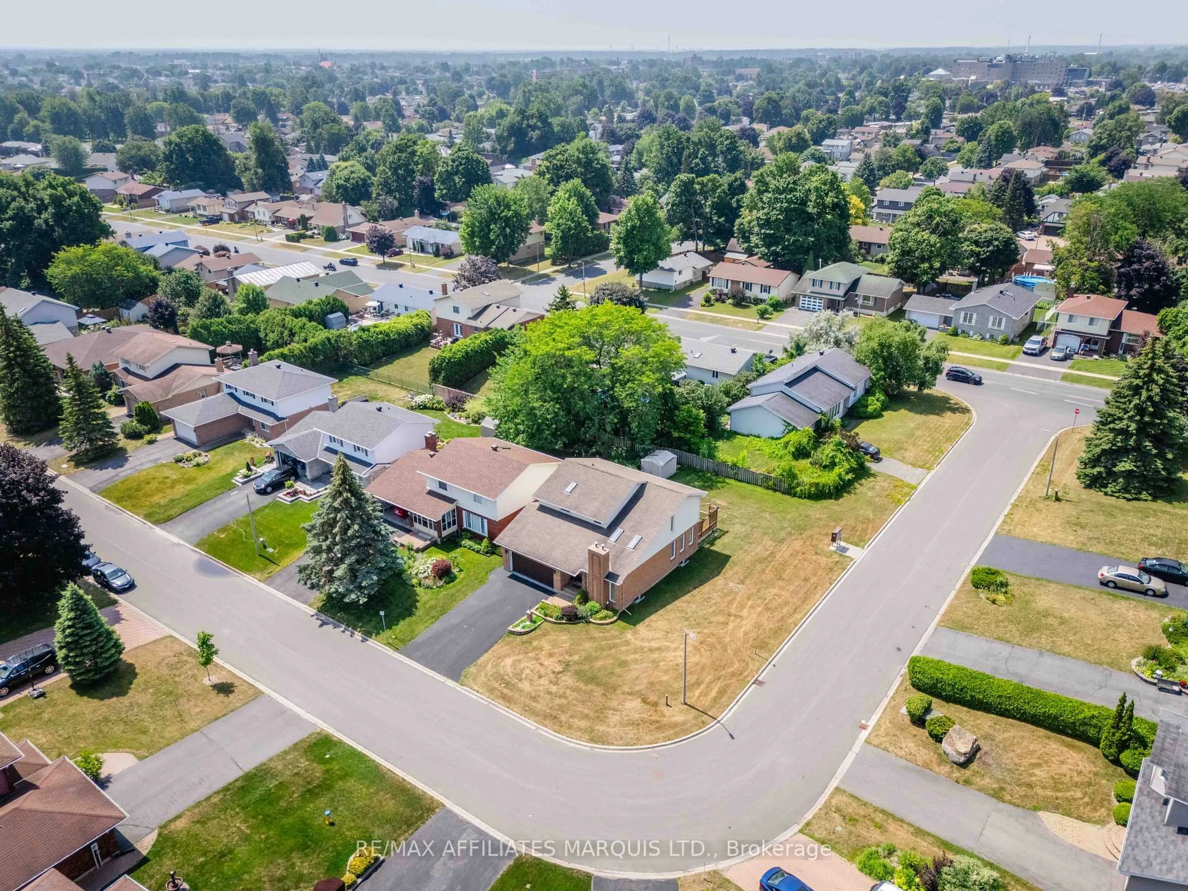A pic from outside/outdoor area/front of a property/back of a property/a pic from drone, street for 875 Kenyon Cres, Cornwall Ontario K6H 6Z1