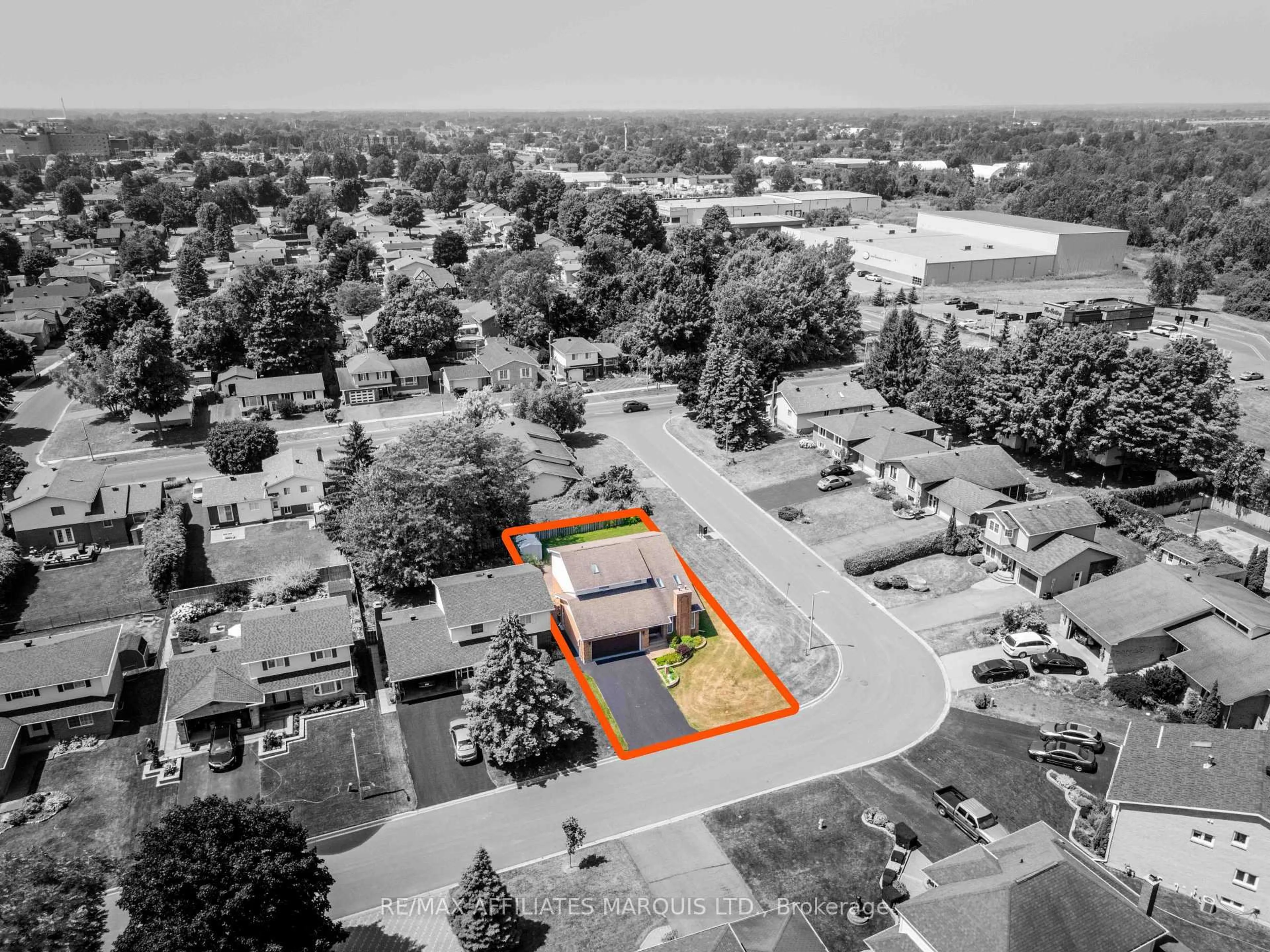 A pic from outside/outdoor area/front of a property/back of a property/a pic from drone, street for 875 Kenyon Cres, Cornwall Ontario K6H 6Z1
