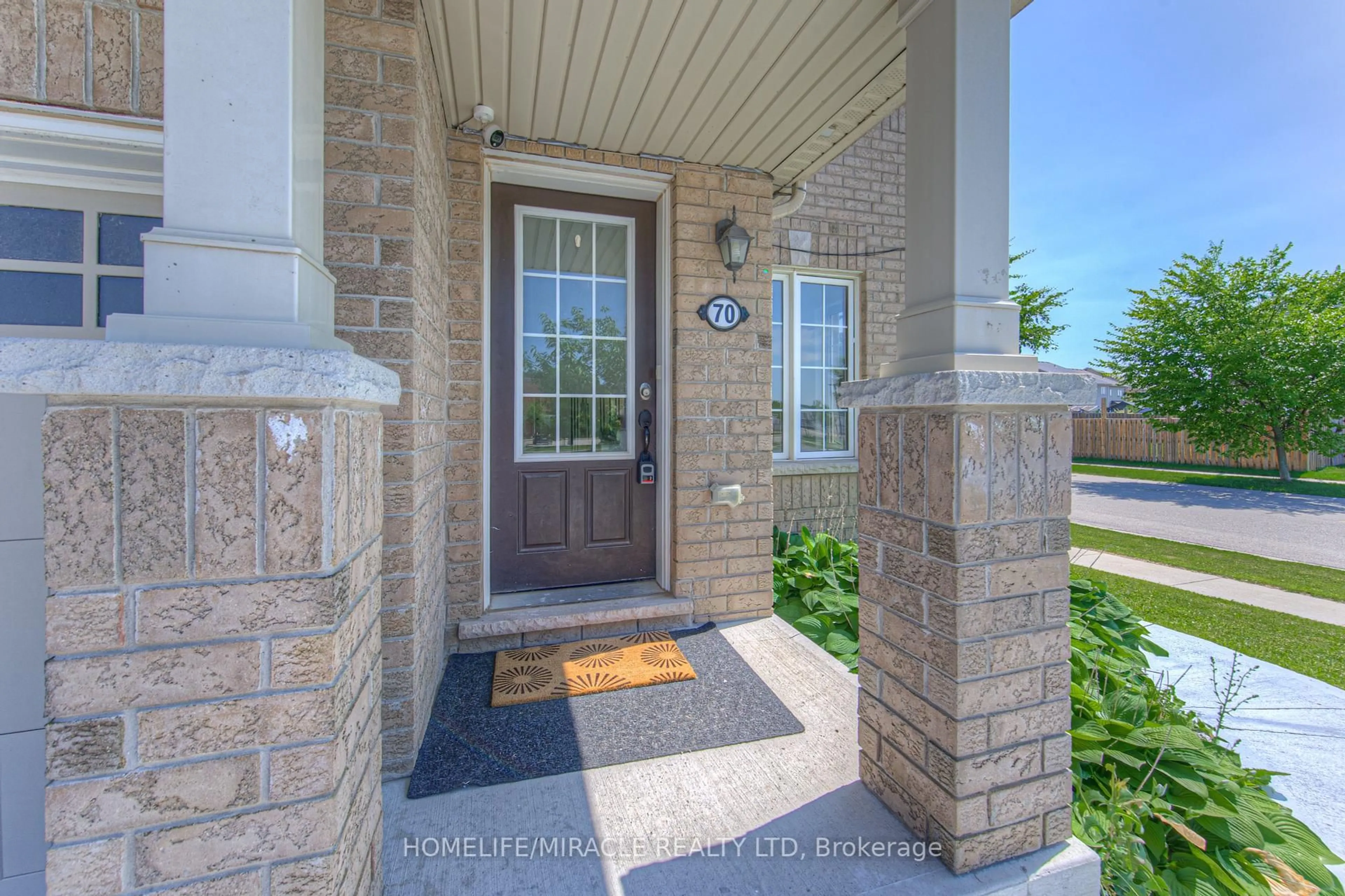 Indoor entryway for 70 Gillespie Dr, Brantford Ontario N3T 0K1