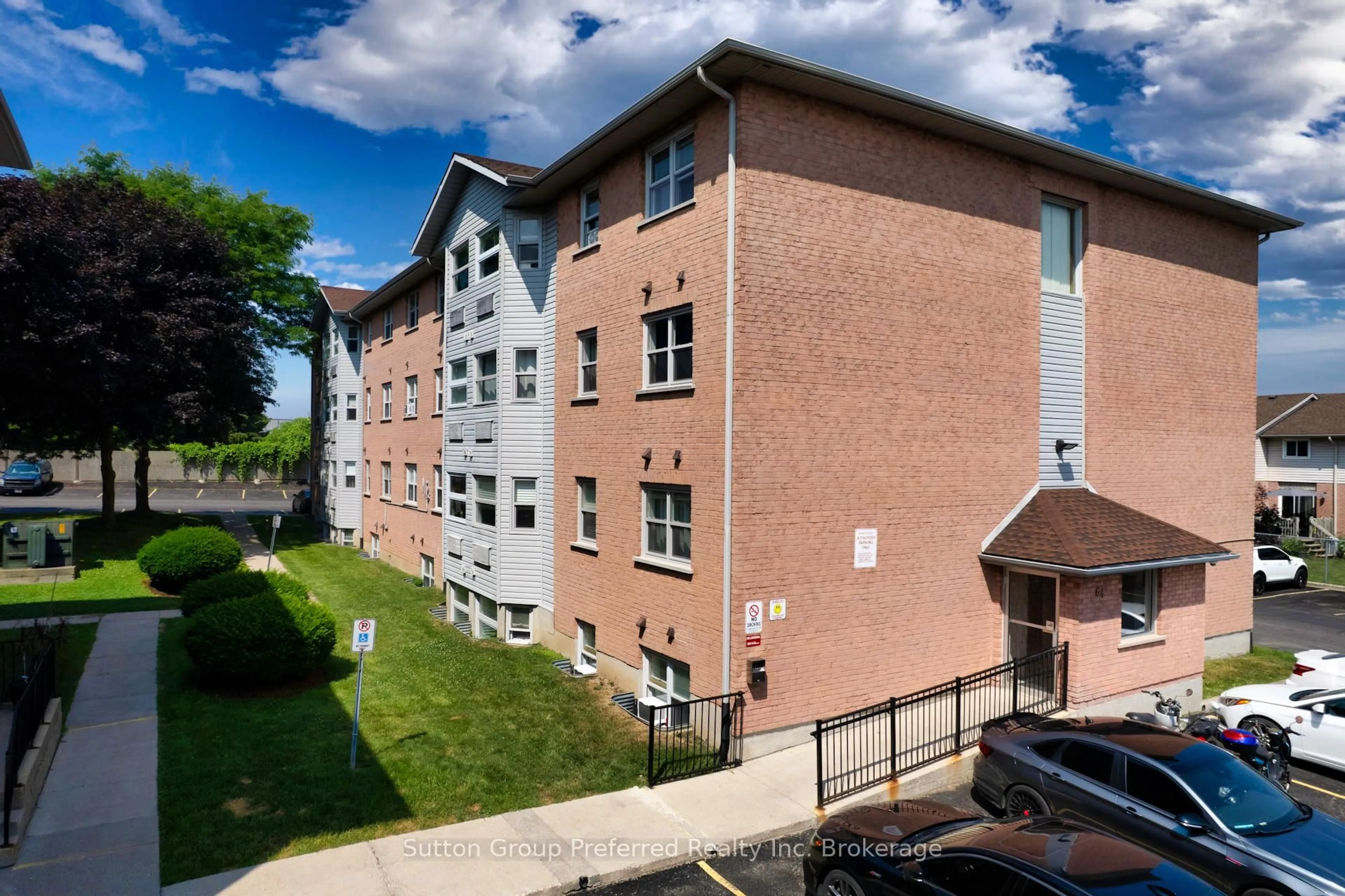A pic from outside/outdoor area/front of a property/back of a property/a pic from drone, building for 64 Hiawatha Rd #35, Woodstock Ontario N4T 1P4