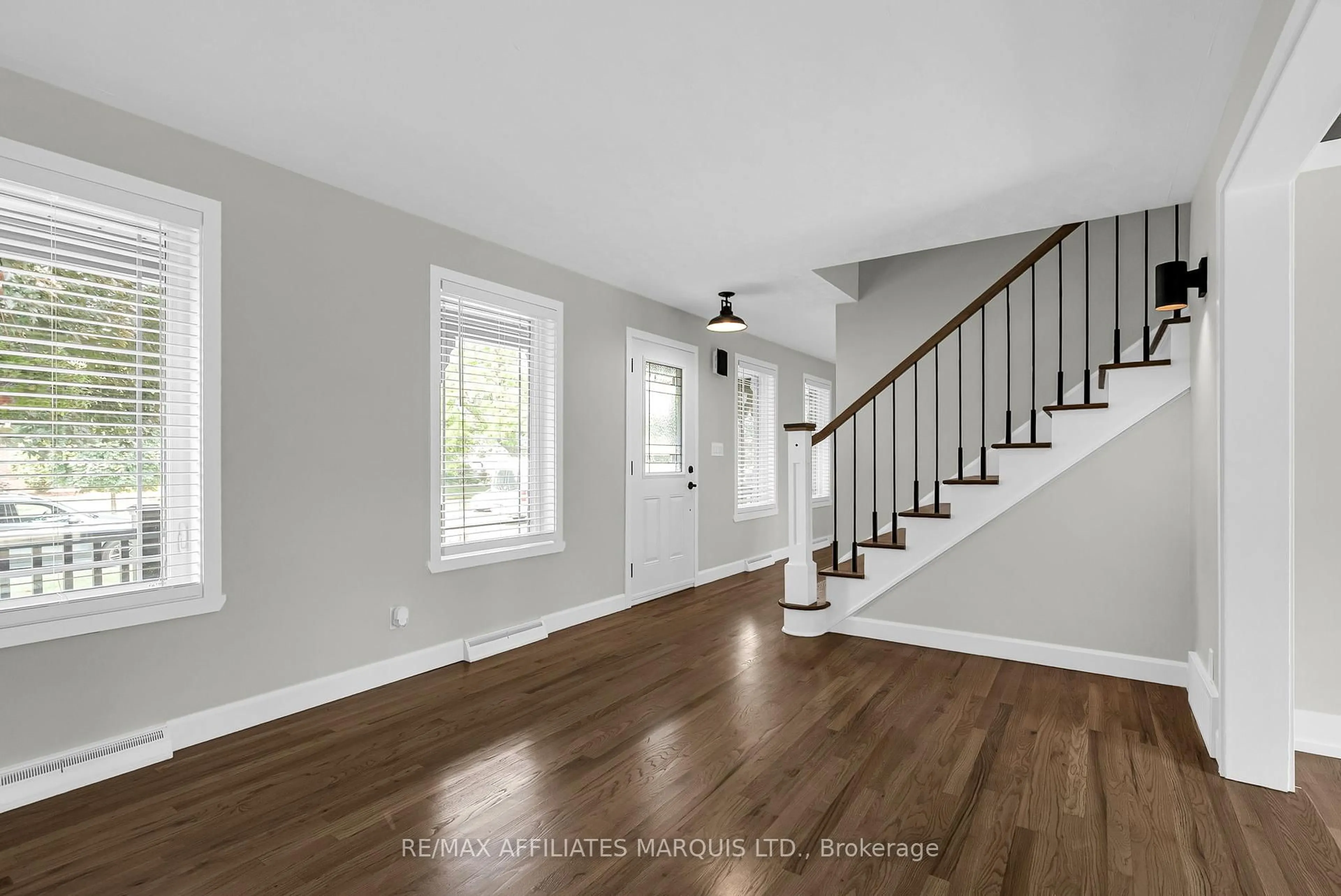 Indoor entryway for 1936 Concorde Ave, Cornwall Ontario K6H 6M7