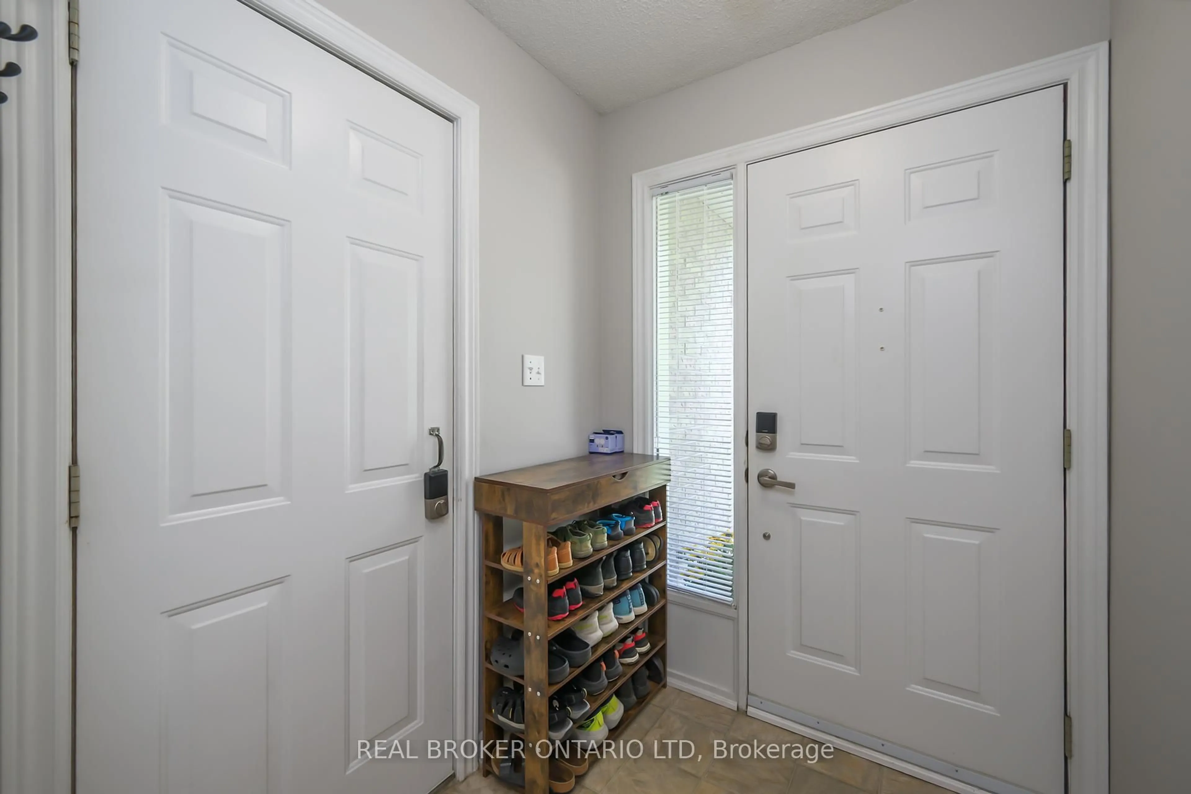 Indoor entryway for 9 Ailsa Pl #66, London South Ontario N5Z 4Z6