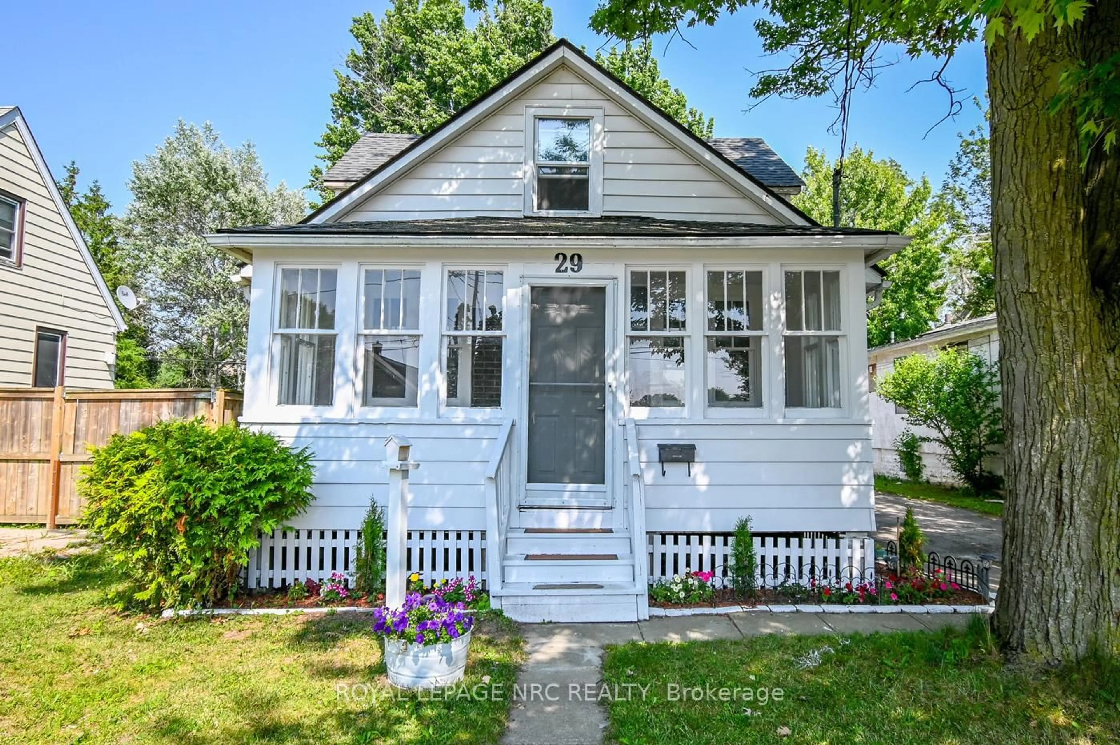 Home with vinyl exterior material, street for 29 Erie St, Port Colborne Ontario L3K 4L8