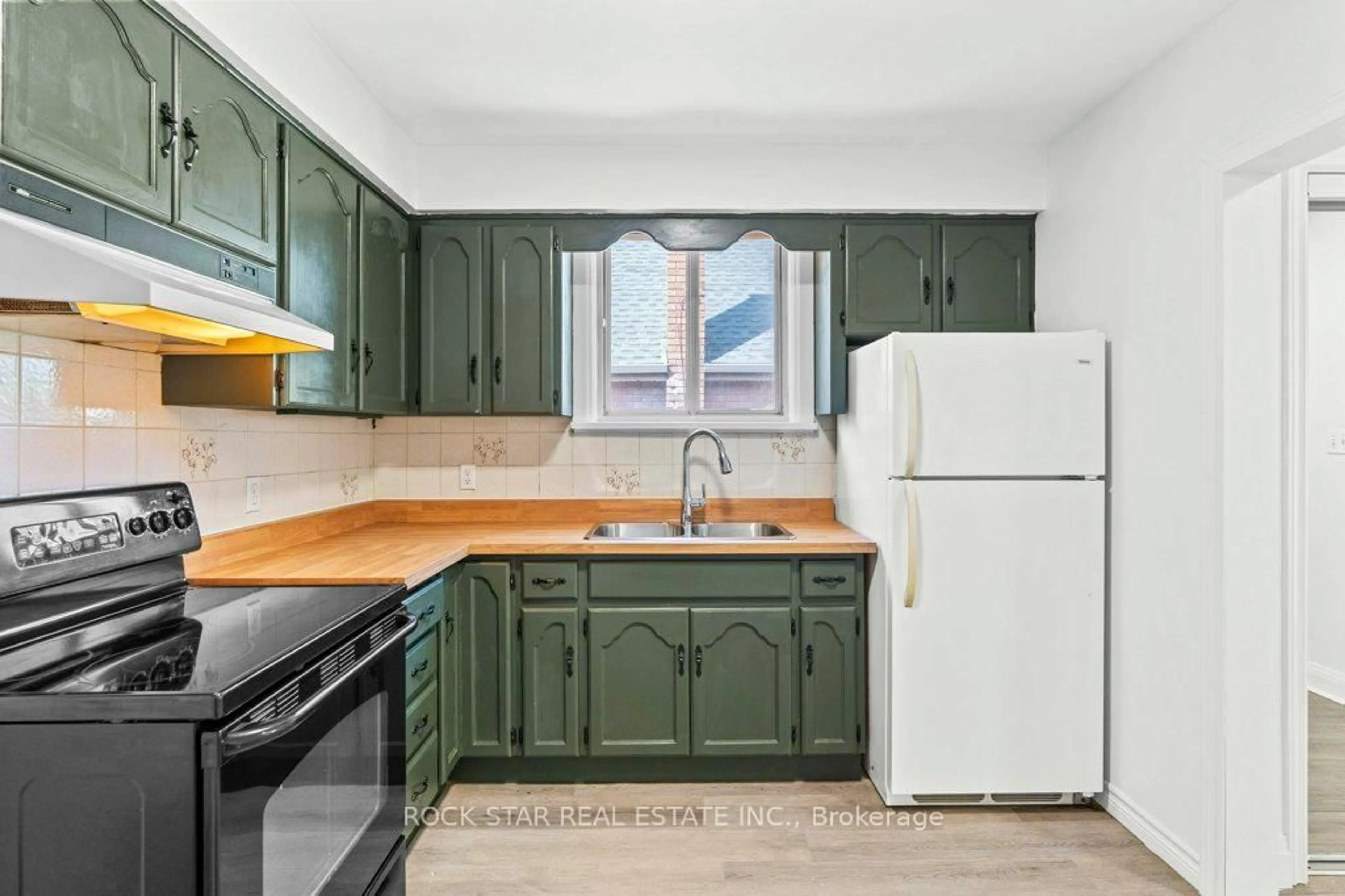 Standard kitchen, ceramic/tile floor for 326 East 19th St, Hamilton Ontario L9A 4S8