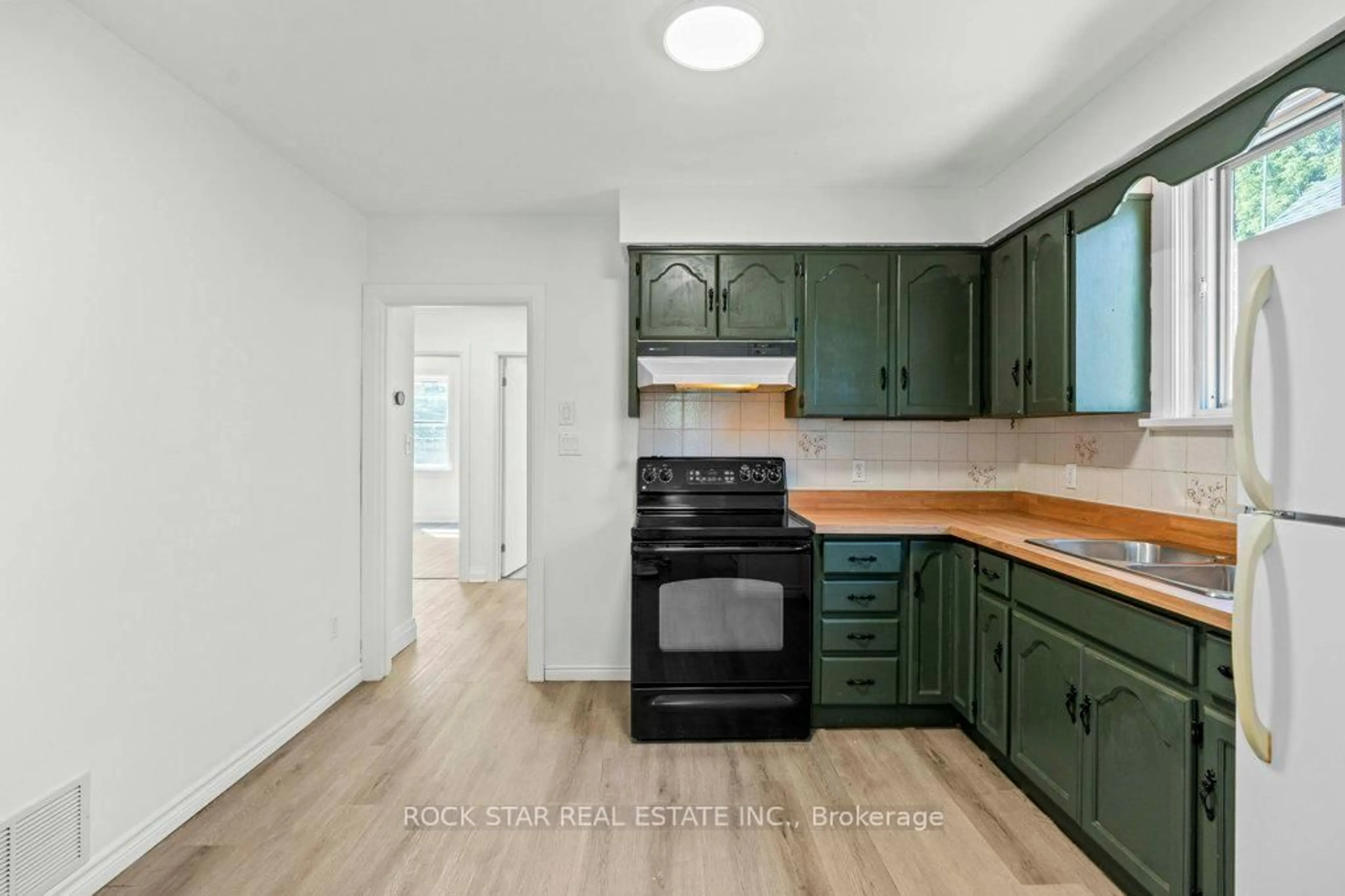 Standard kitchen, unknown for 326 East 19th St, Hamilton Ontario L9A 4S8
