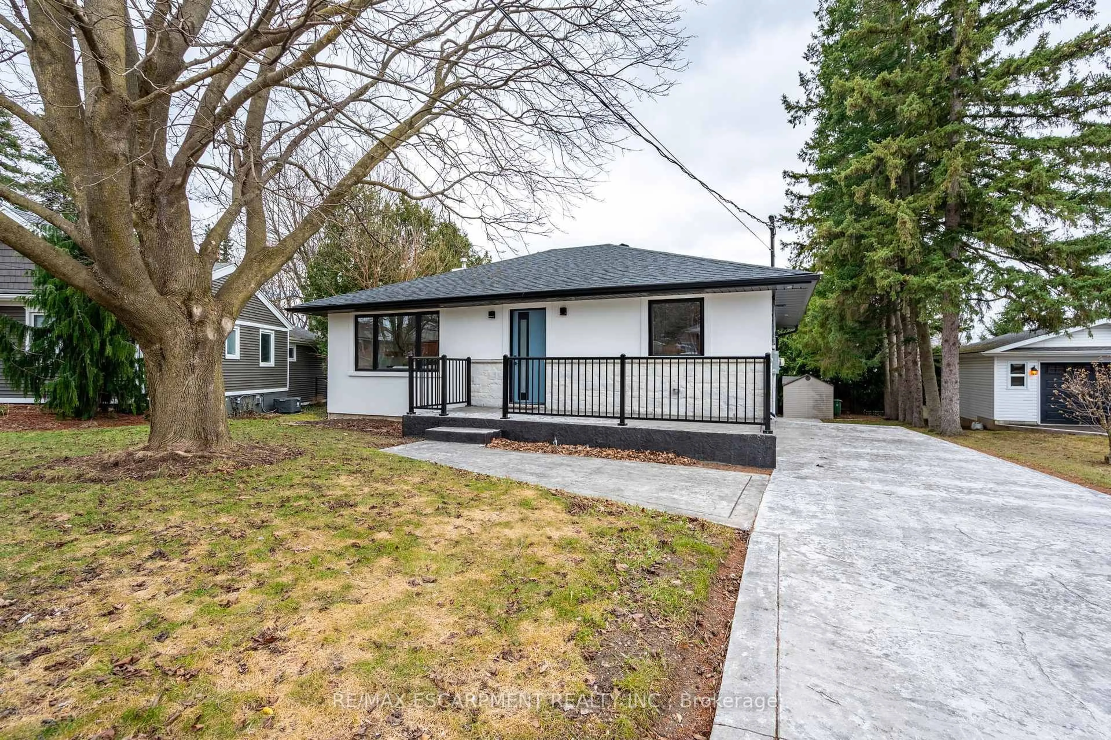 Home with vinyl exterior material, street for 11 James St, Hamilton Ontario L0R 2H0