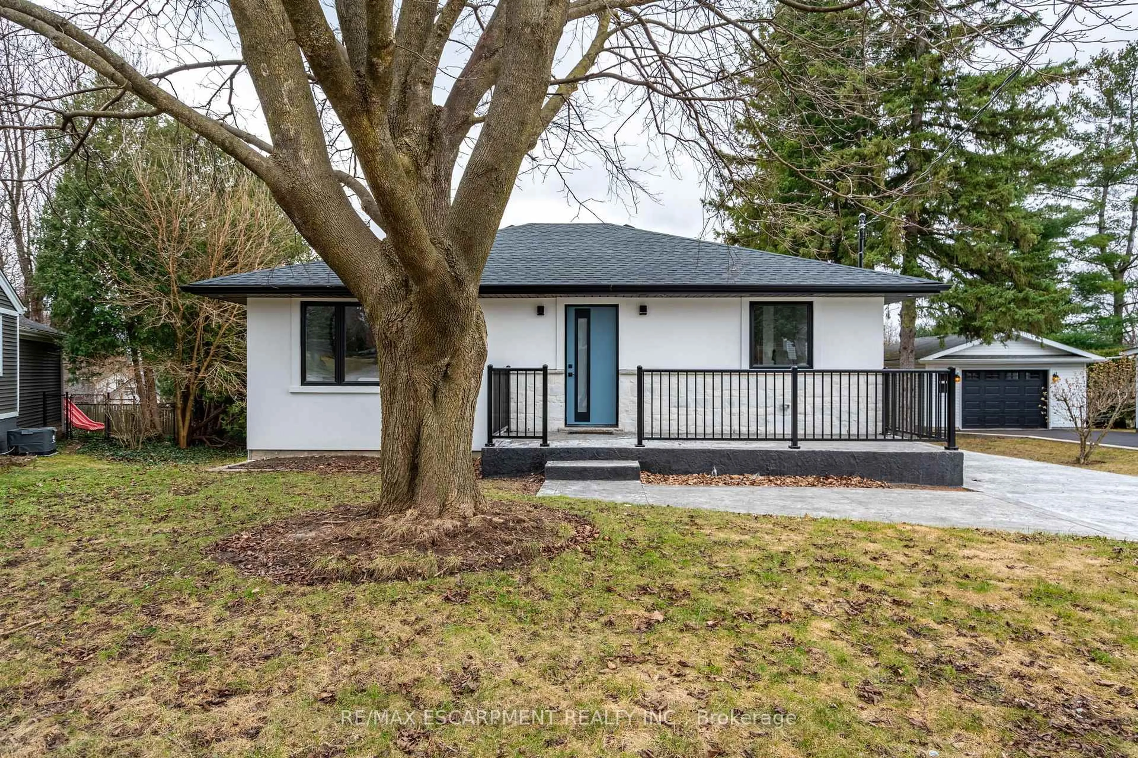 Home with vinyl exterior material, street for 11 James St, Hamilton Ontario L0R 2H0