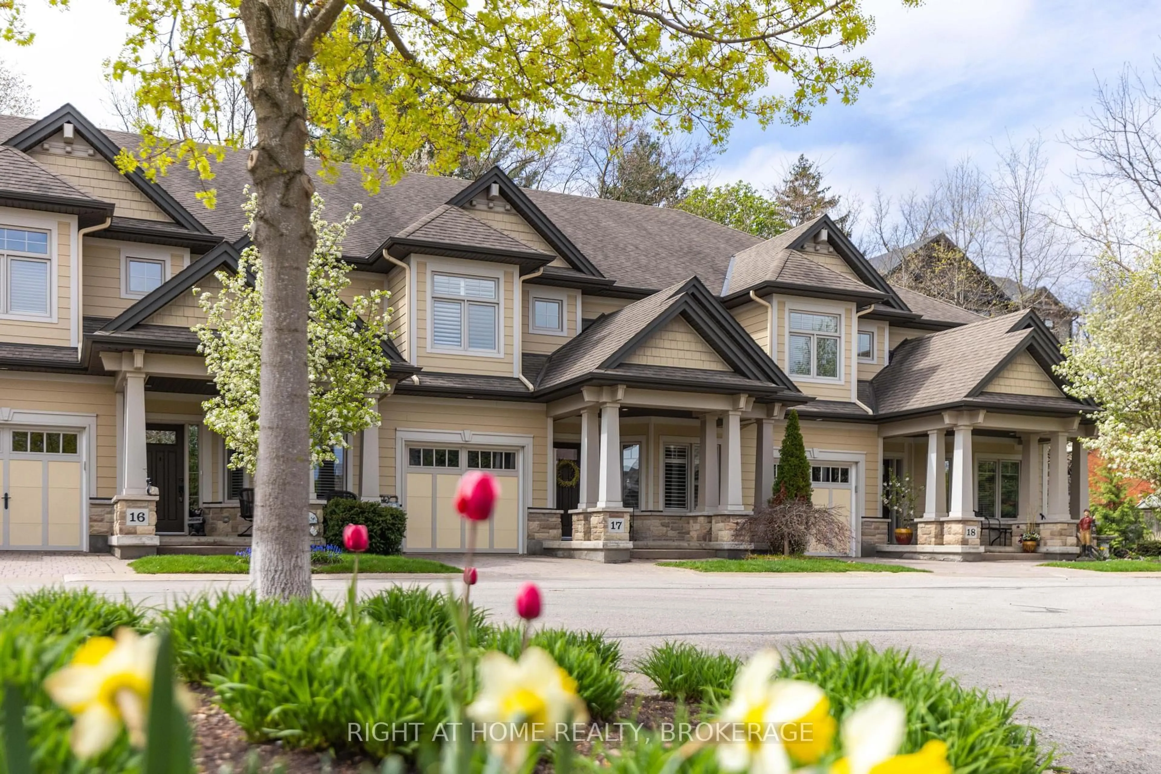 Home with vinyl exterior material, street for 2880 King St #Unit 17, Lincoln Ontario L0R 1S0