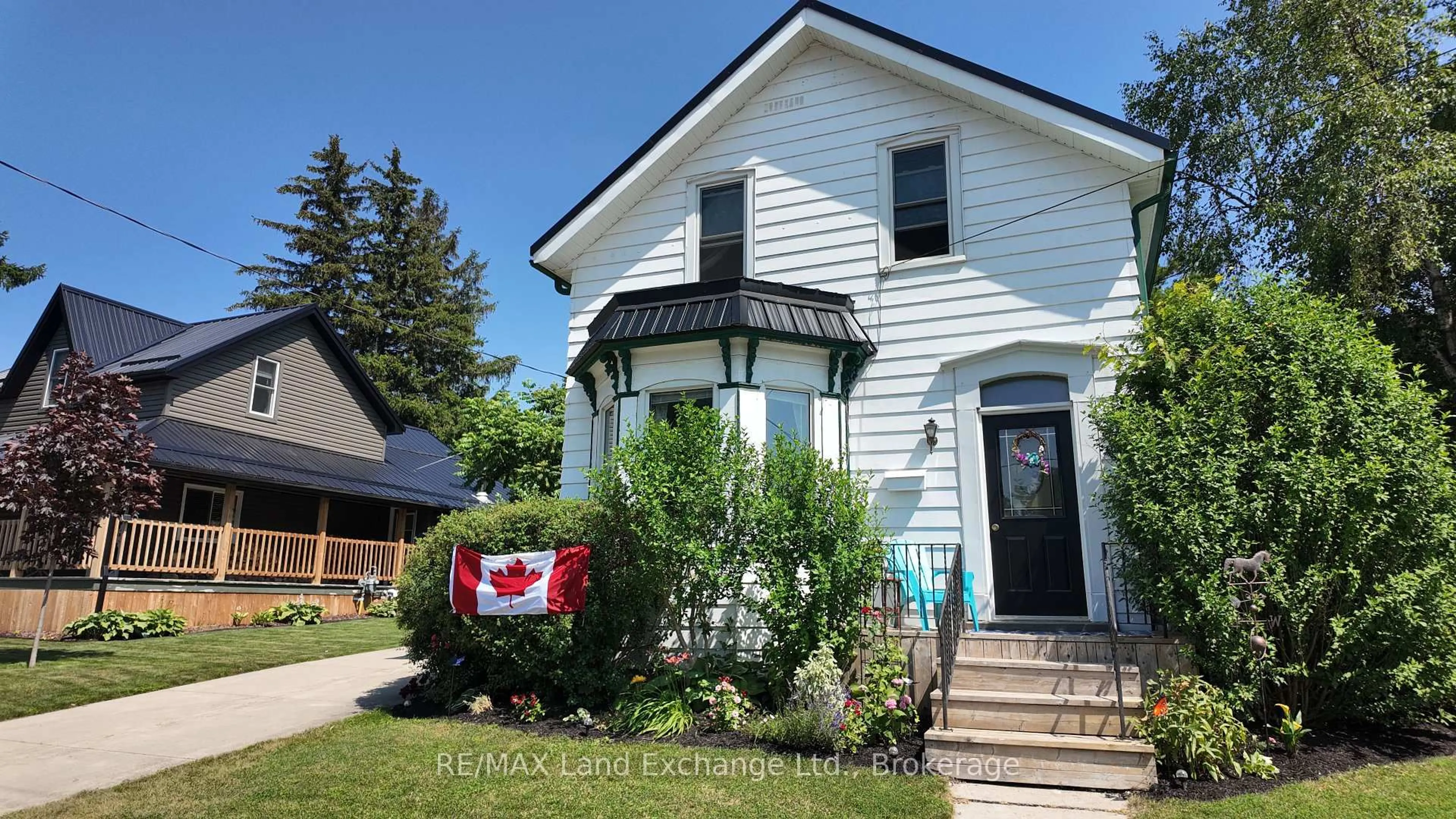 Home with vinyl exterior material, street for 1049 Queen St, Kincardine Ontario N2Z 1E3