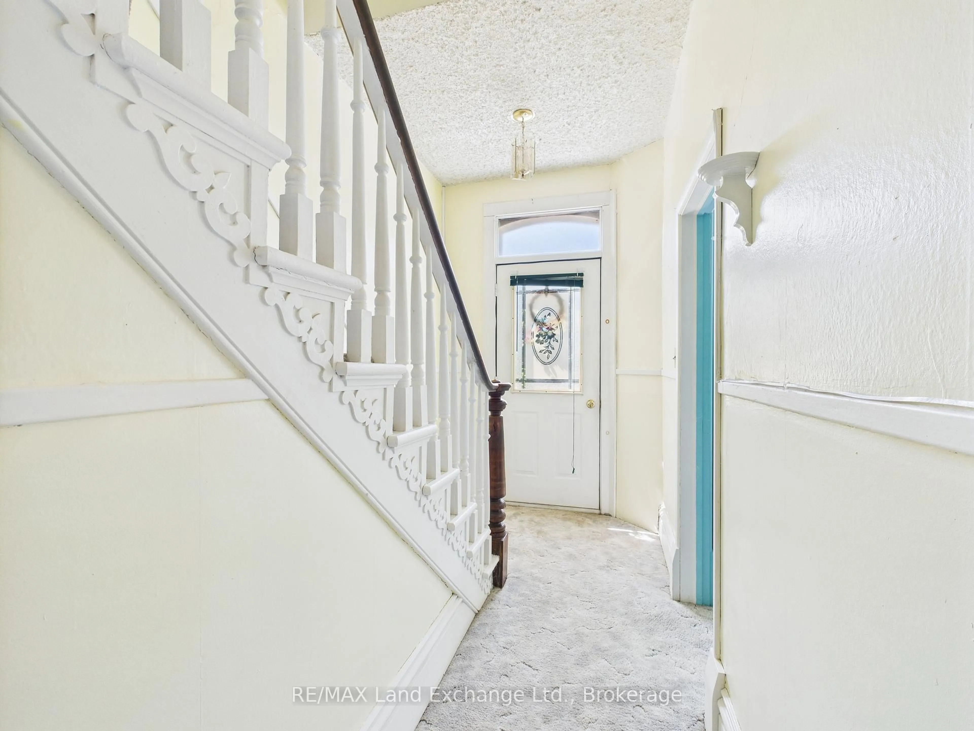 Indoor foyer for 1049 Queen St, Kincardine Ontario N2Z 1E3