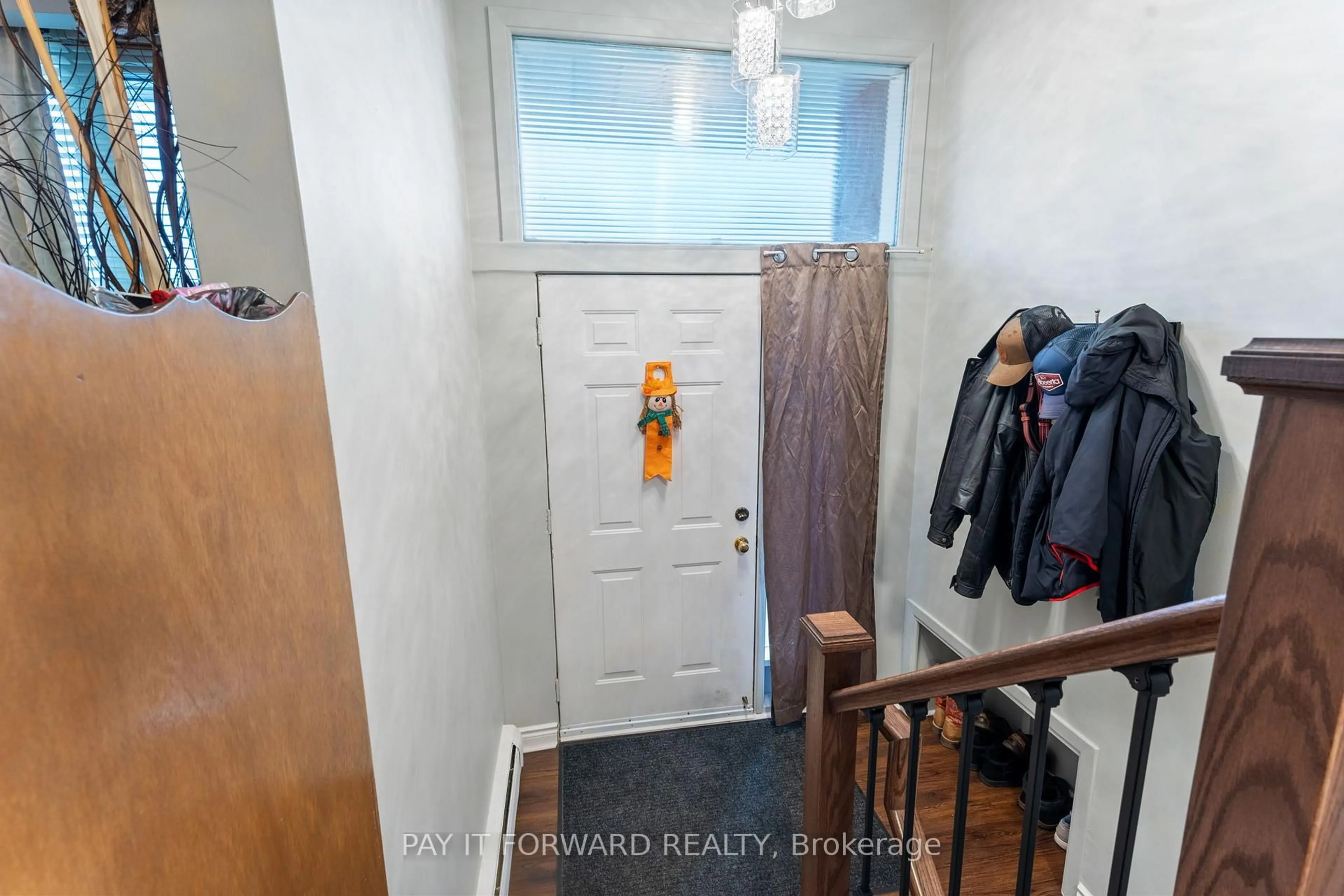 Indoor entryway for 21 Janet St, Port Colborne Ontario L3K 2E6