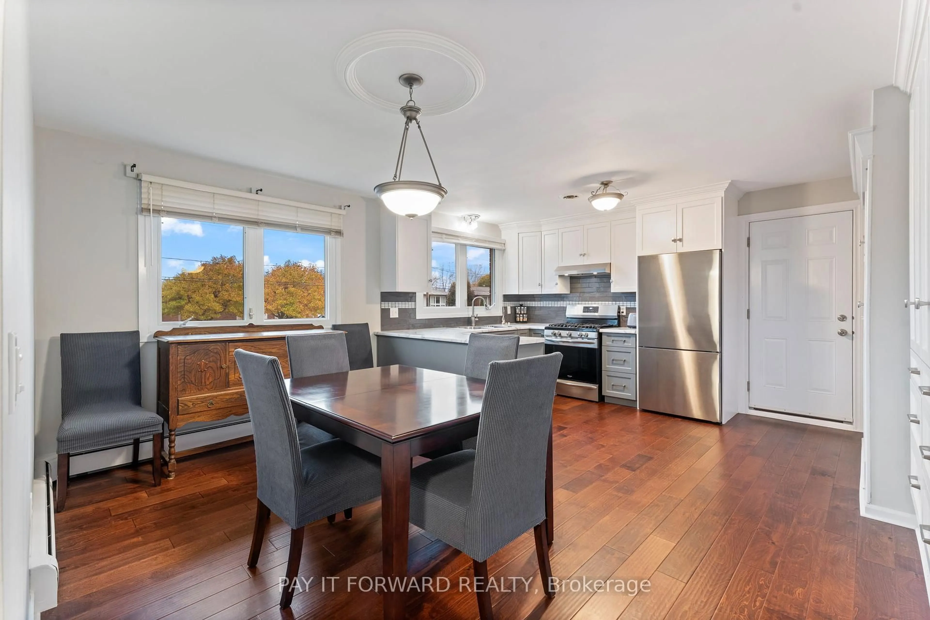 Open concept kitchen, wood/laminate floor for 21 Janet St, Port Colborne Ontario L3K 2E6