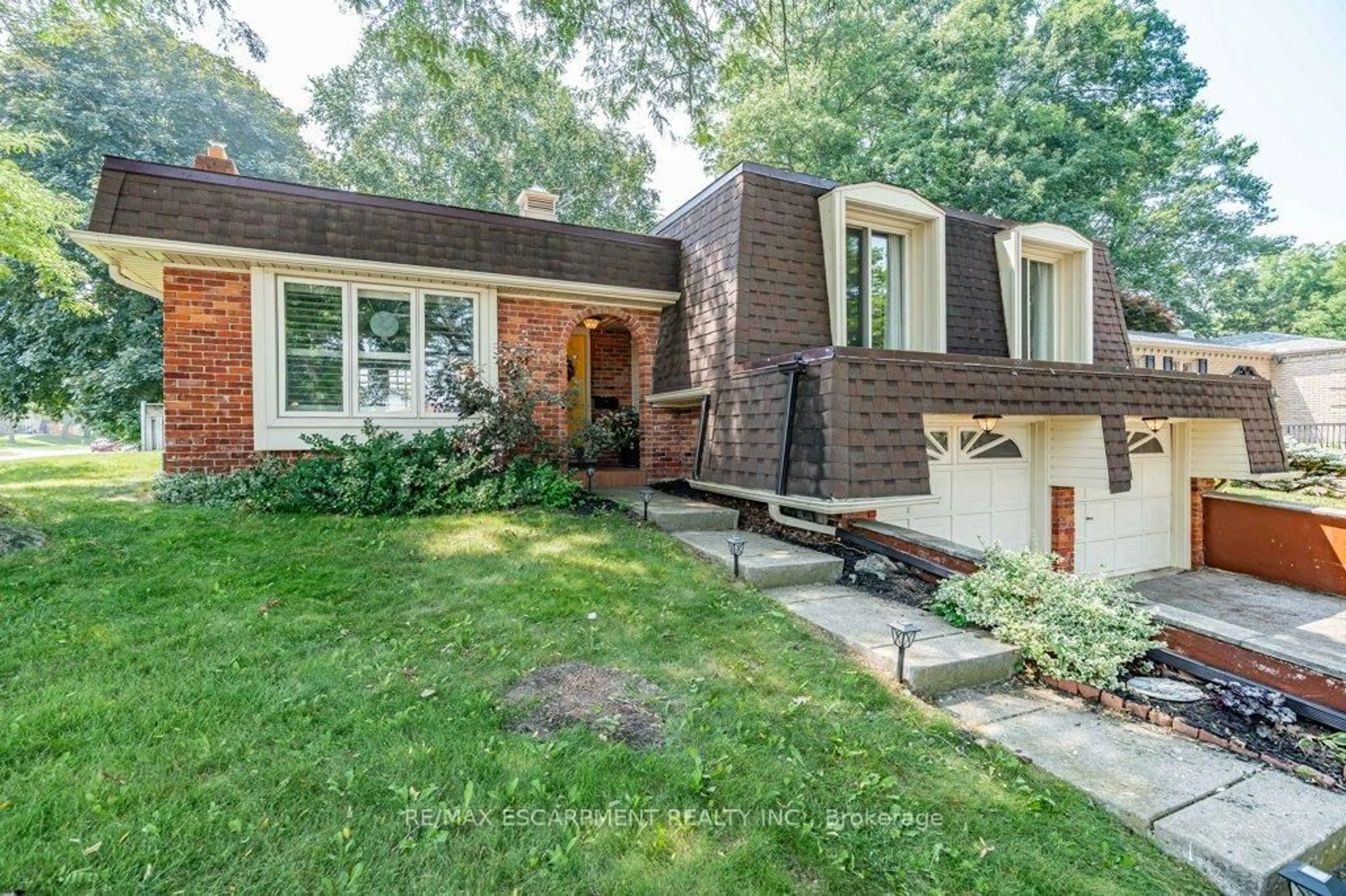 Home with brick exterior material, street for 44 CEDARLAND Dr, Brantford Ontario N3R 6N7