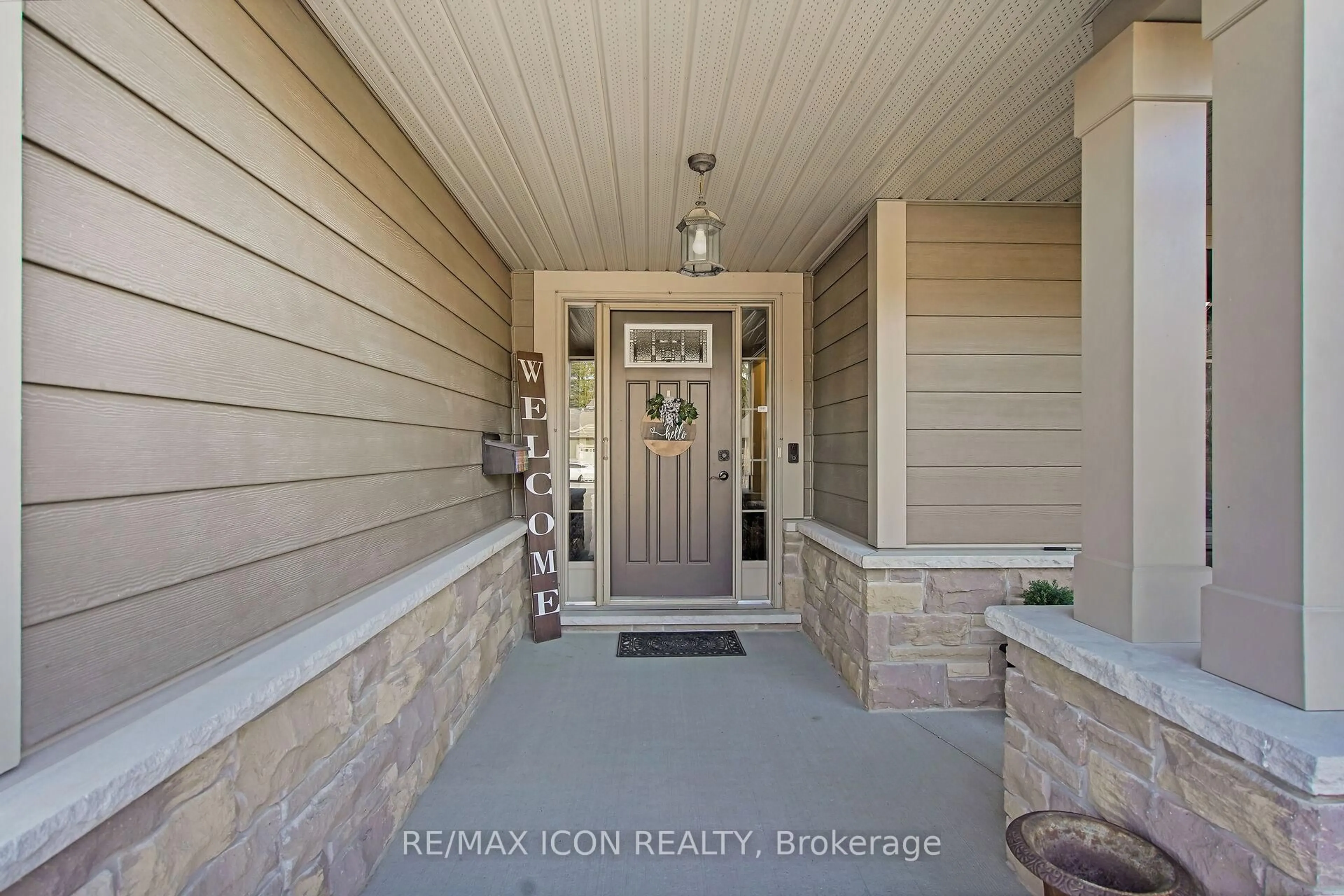 Indoor entryway for 17 Tanager Pl, St. Thomas Ontario N5R 6K9