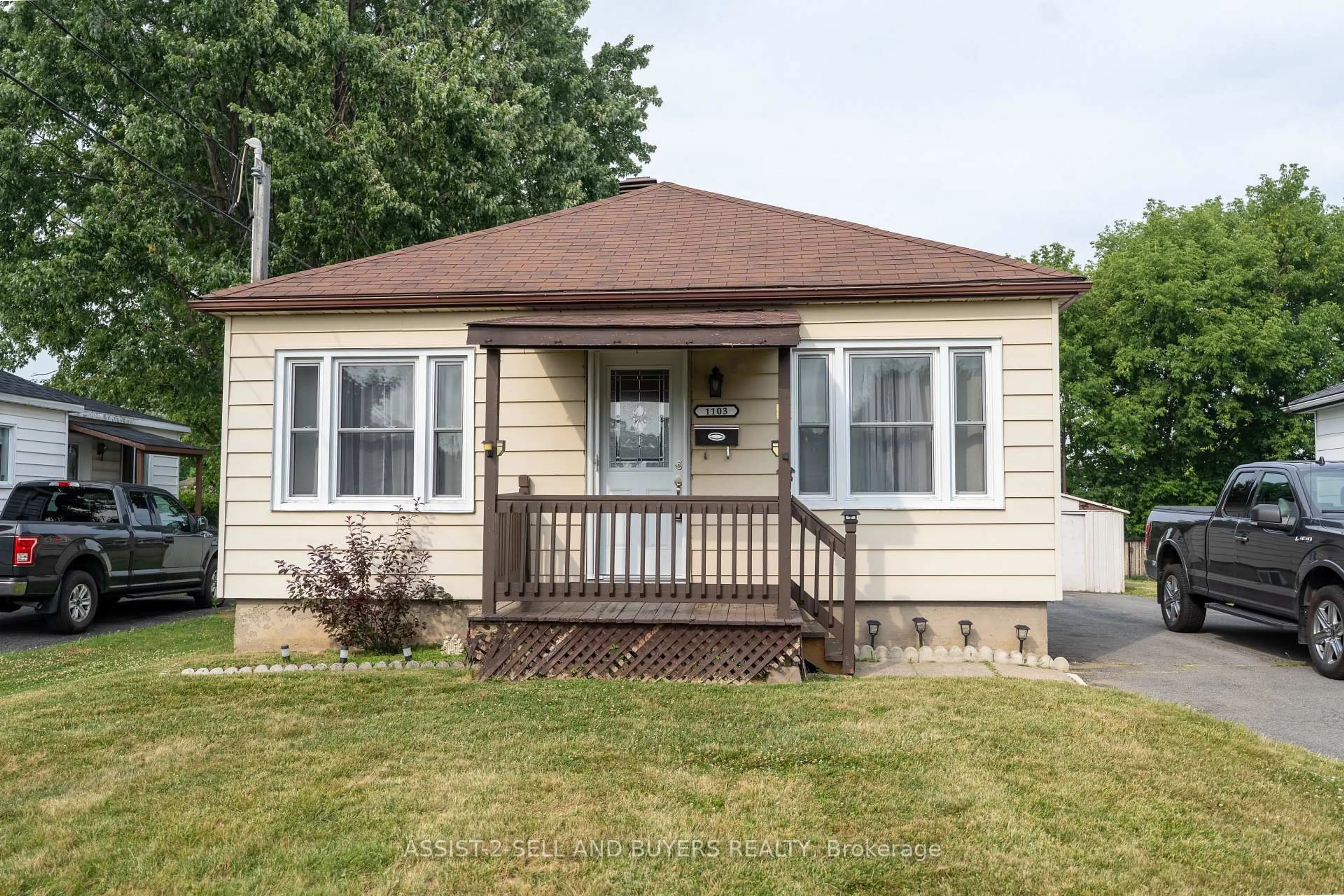 Home with vinyl exterior material, street for 1103 Rita St, Cornwall Ontario K6H 4E4