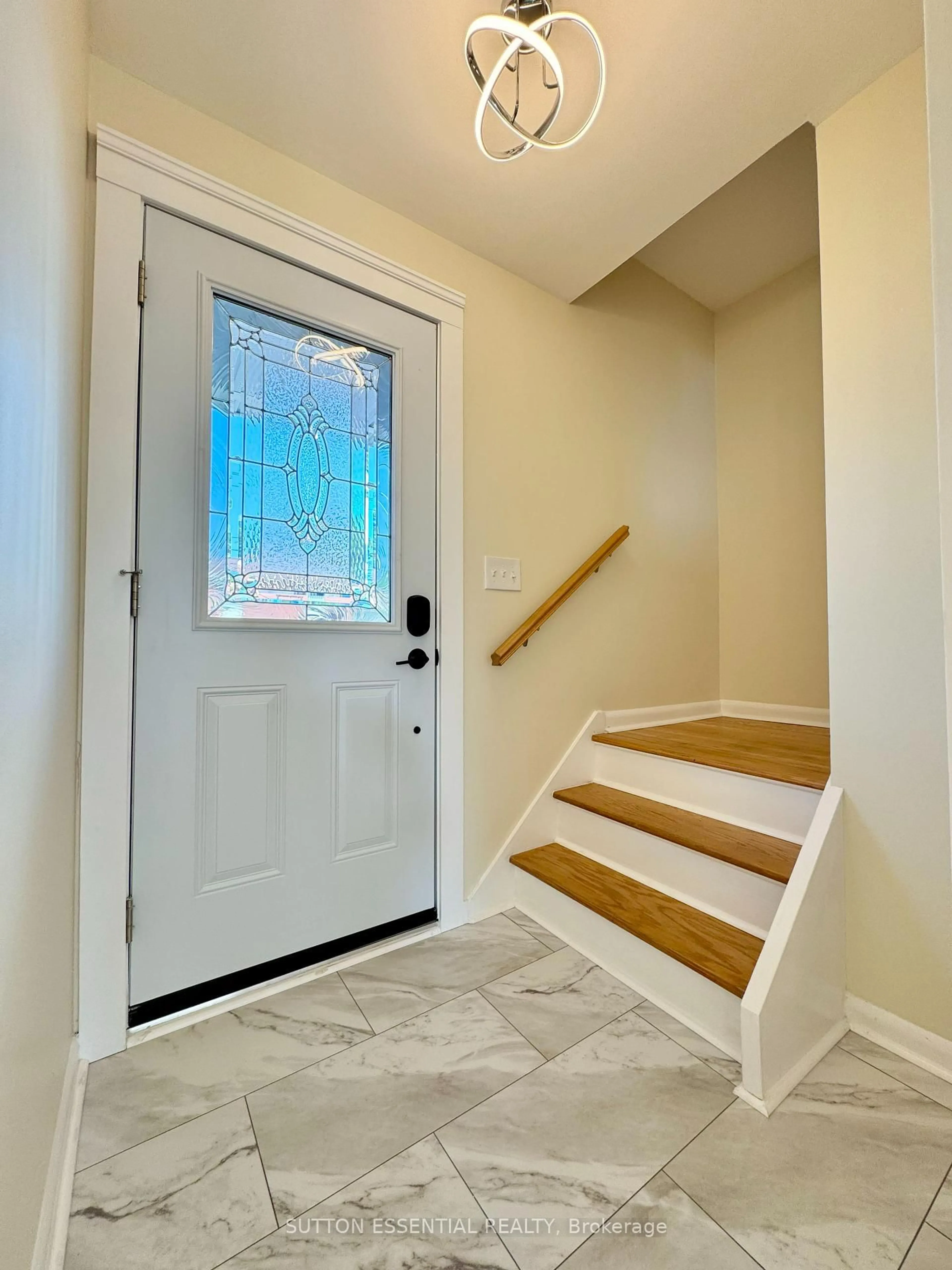 Indoor entryway for 213 Perth St, Brockville Ontario K6V 5E7