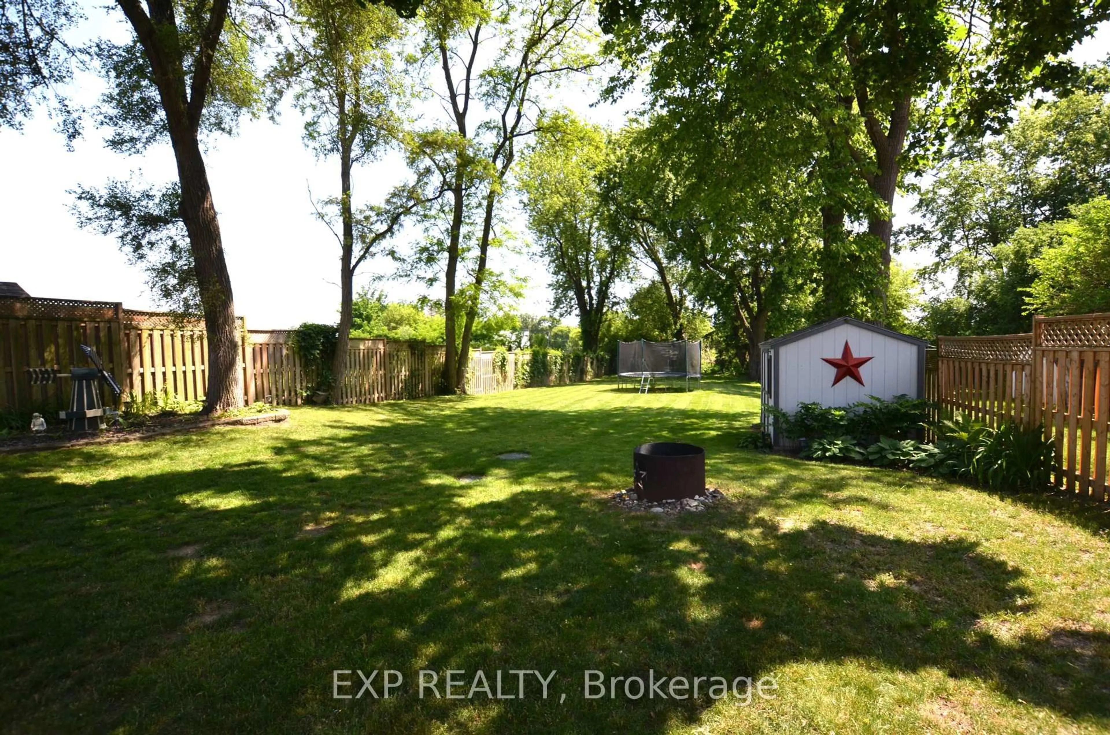 A pic from outside/outdoor area/front of a property/back of a property/a pic from drone, street for 1276 Crumlin Sdrd, London East Ontario N5V 1R8