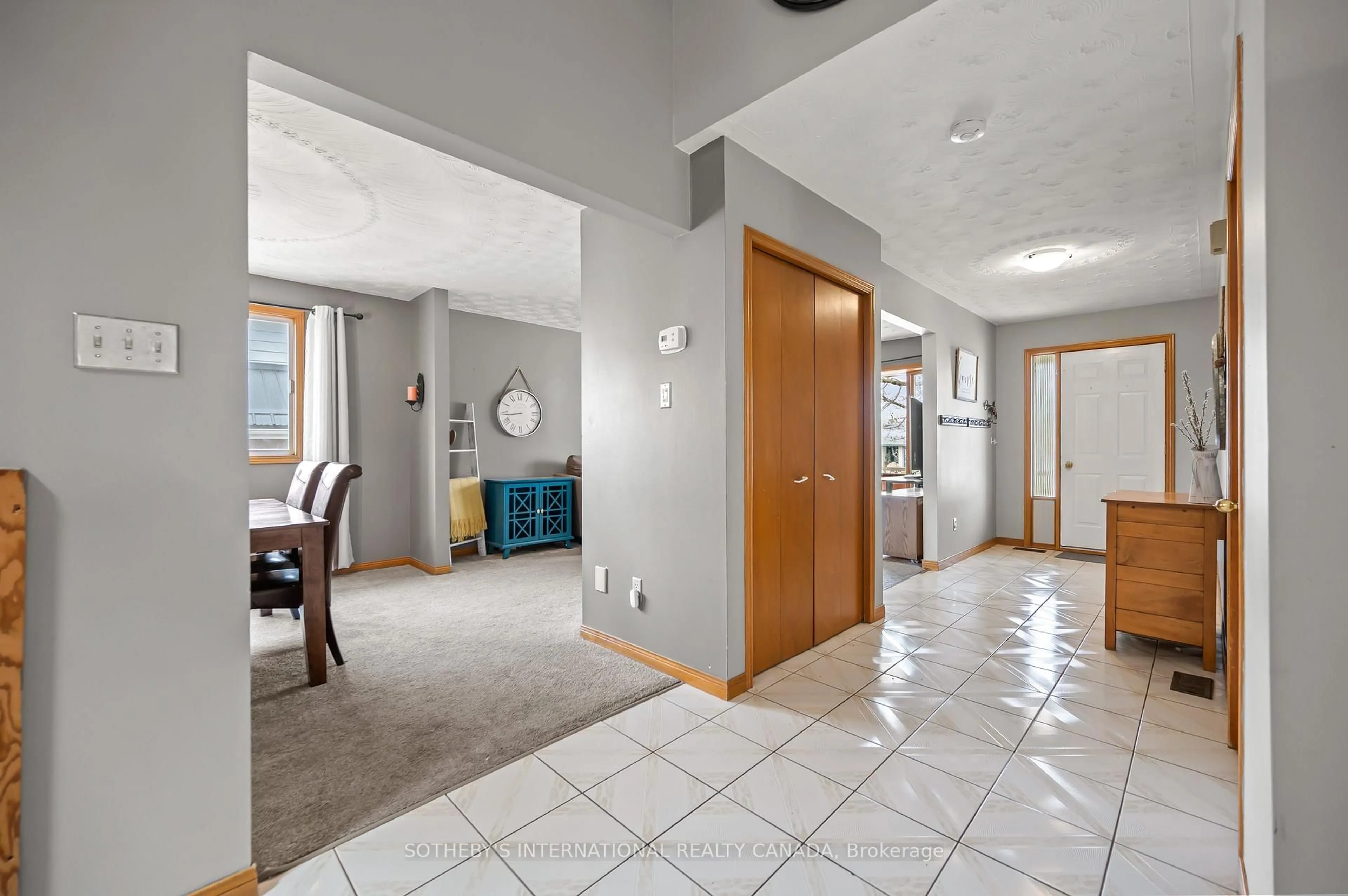 Indoor foyer for 563 Champlain Blvd, Cambridge Ontario N1R 7V1