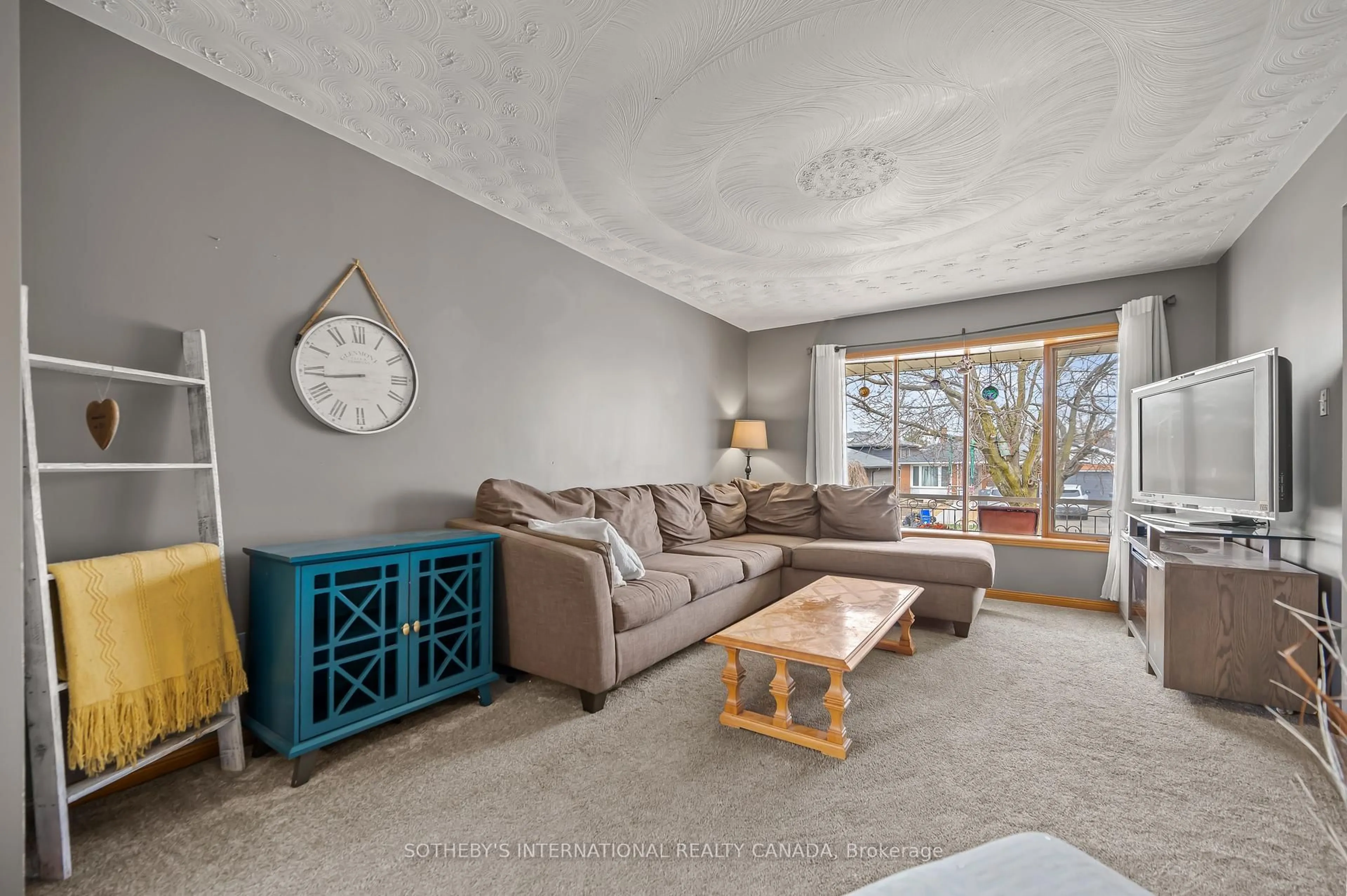 Living room with furniture, unknown for 563 Champlain Blvd, Cambridge Ontario N1R 7V1