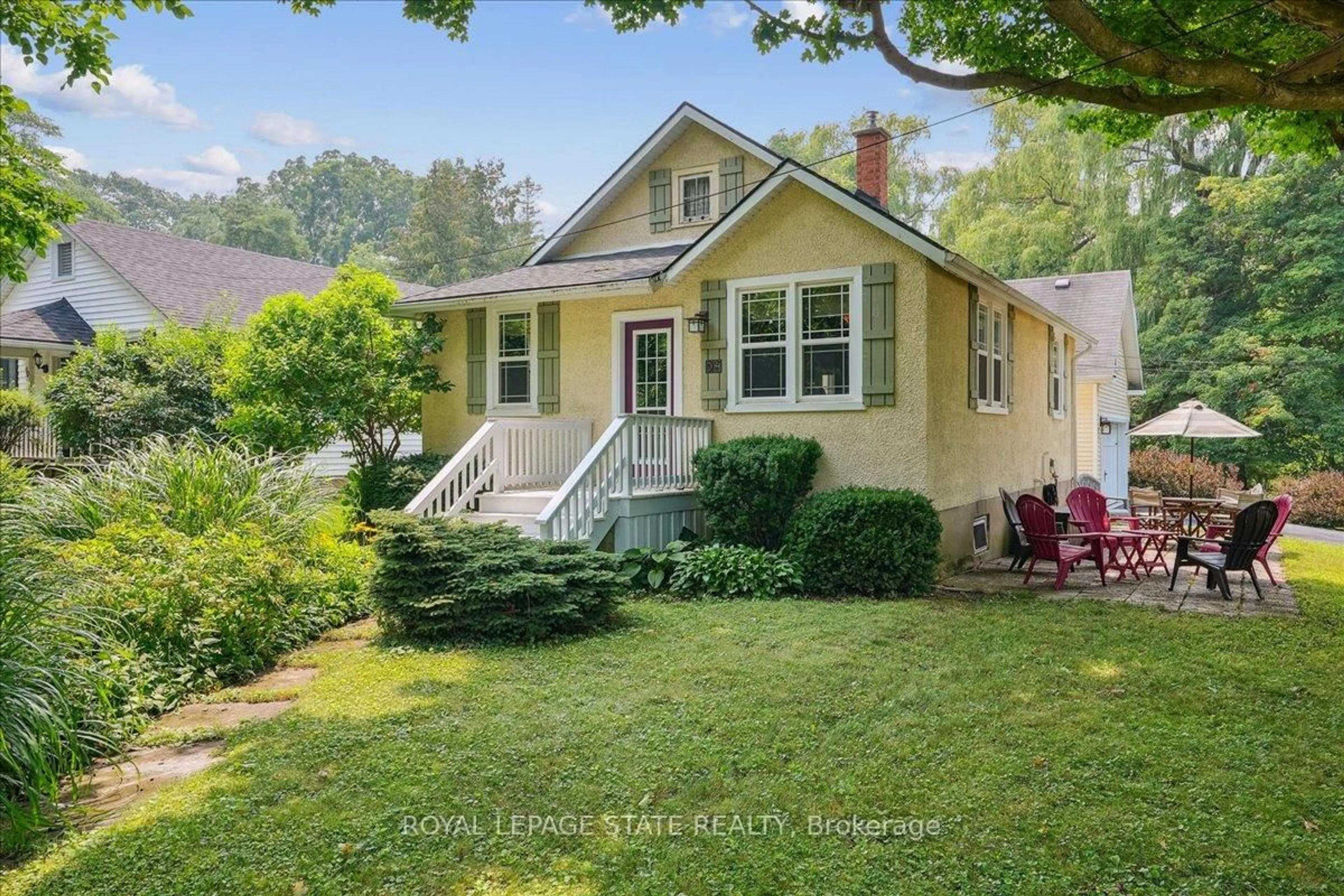 Home with vinyl exterior material, street for 94 Centre St, Niagara-on-the-Lake Ontario L0S 1J0