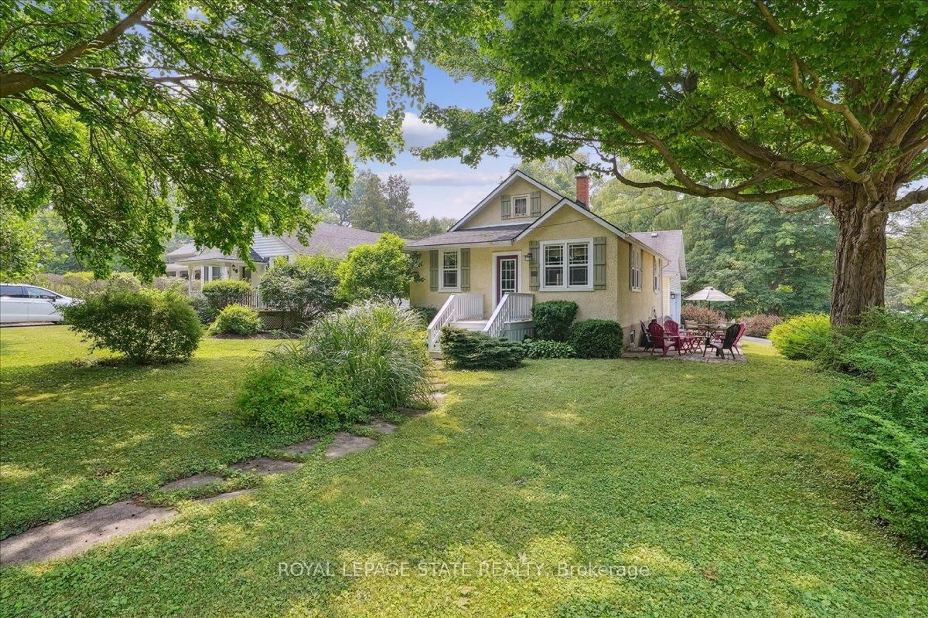 A pic from outside/outdoor area/front of a property/back of a property/a pic from drone, street for 94 Centre St, Niagara-on-the-Lake Ontario L0S 1J0