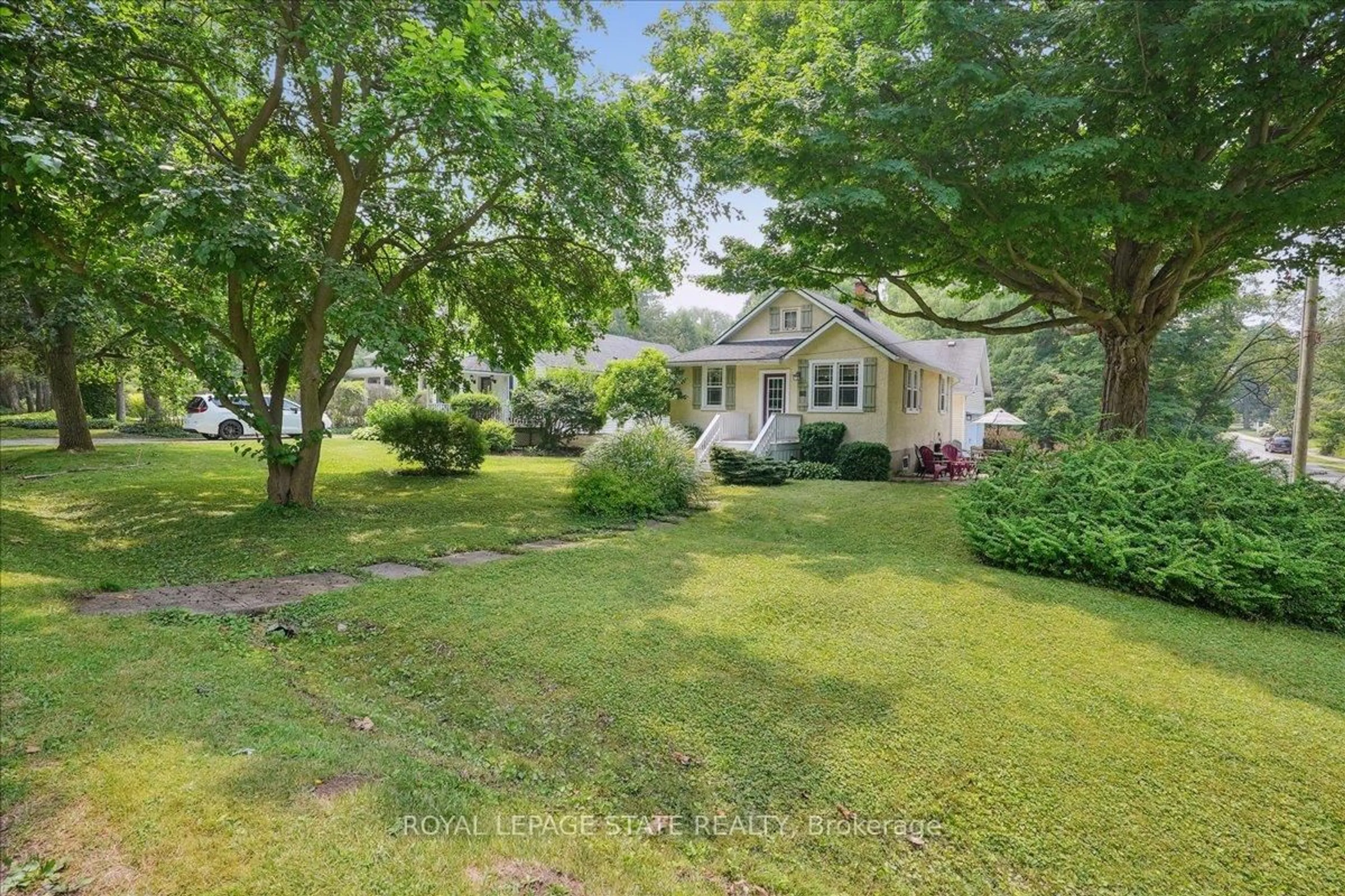 A pic from outside/outdoor area/front of a property/back of a property/a pic from drone, water/lake/river/ocean view for 94 Centre St, Niagara-on-the-Lake Ontario L0S 1J0